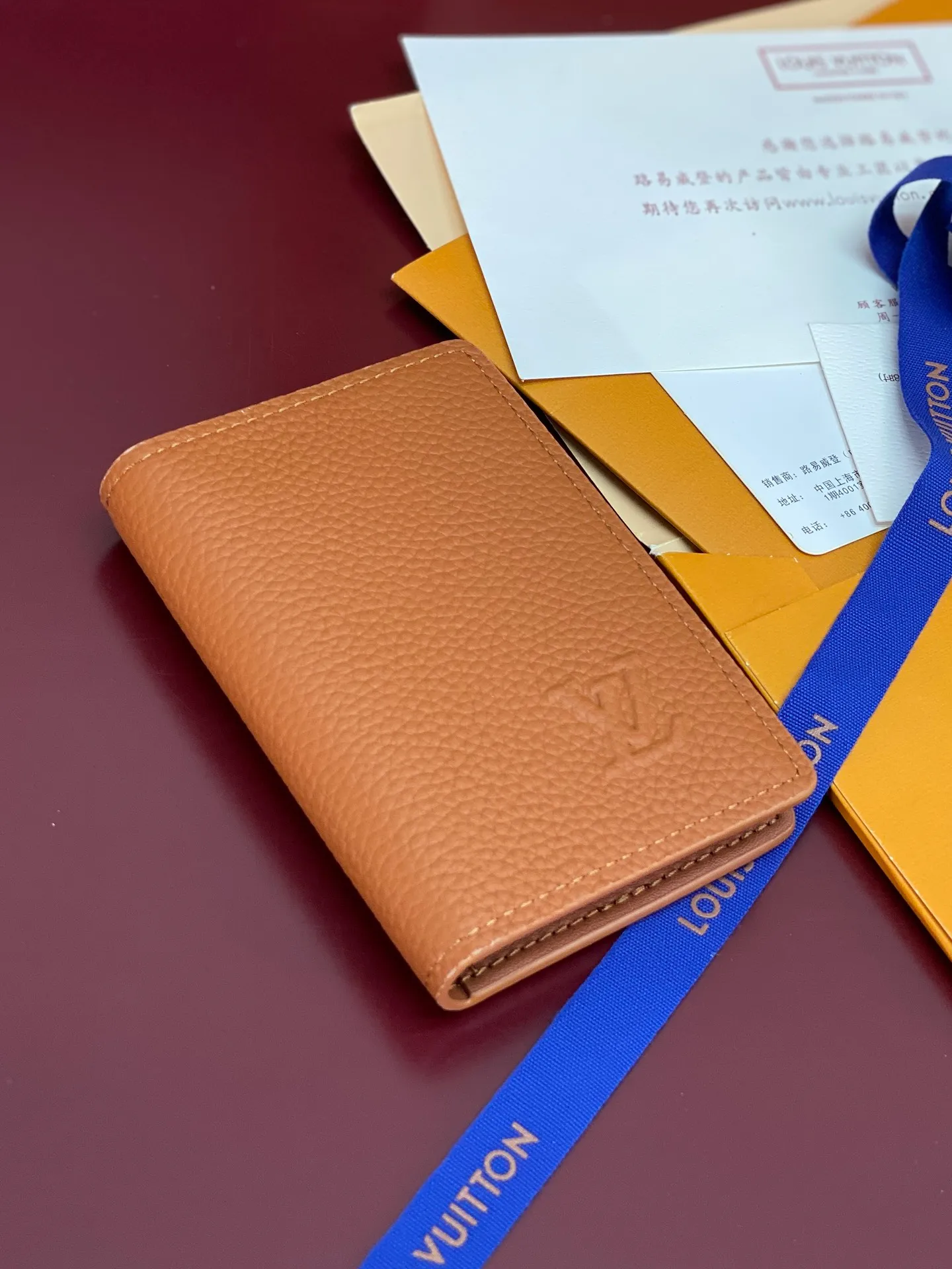 M83130 khaki! Concave and convex mark! Taurillon Card Pack! Made of first-grain cowhide, this pocket wallet is Taurillon leather. It is compact in size but has ample capacity, and contains functional designs such as pockets and card slots. Size: 11×8cm. 💰320