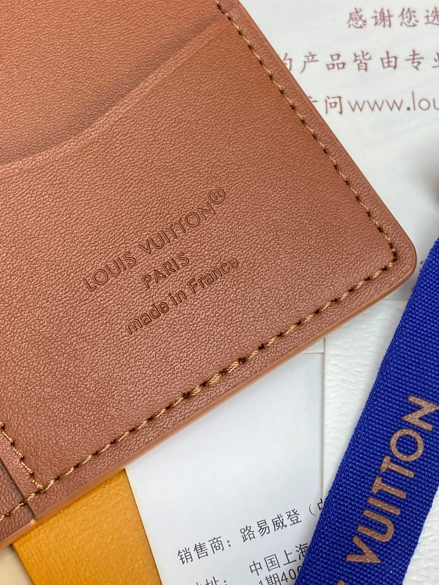 M83130 khaki! Concave and convex mark! Taurillon Card Pack! Made of first-grain cowhide, this pocket wallet is Taurillon leather. It is compact in size but has ample capacity, and contains functional designs such as pockets and card slots. Size: 11×8cm. 💰320