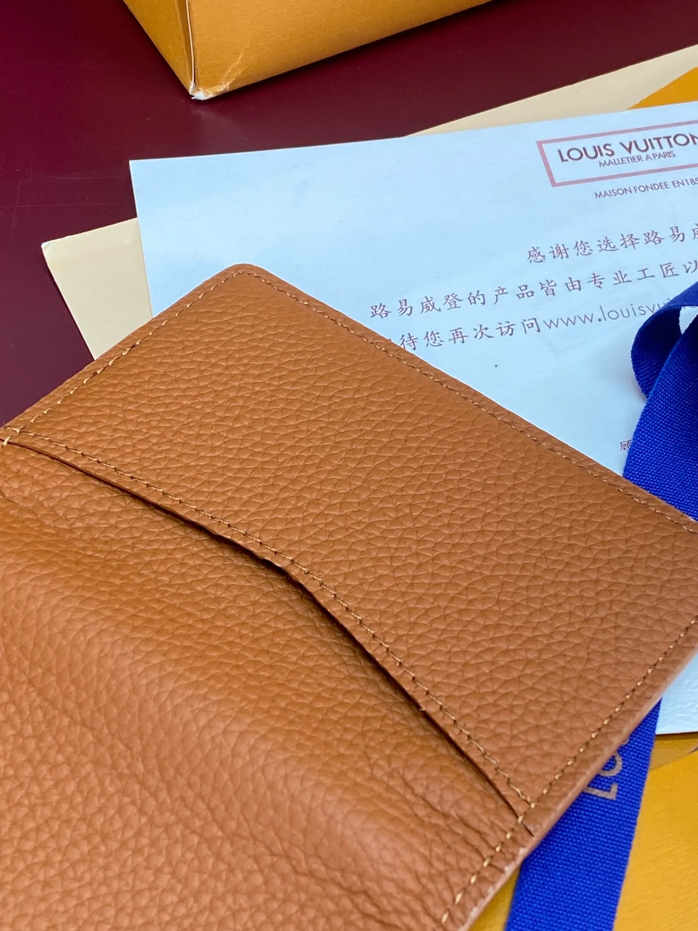 M83130 khaki! Concave and convex mark! Taurillon Card Pack! Made of first-grain cowhide, this pocket wallet is Taurillon leather. It is compact in size but has ample capacity, and contains functional designs such as pockets and card slots. Size: 11×8cm. 💰320