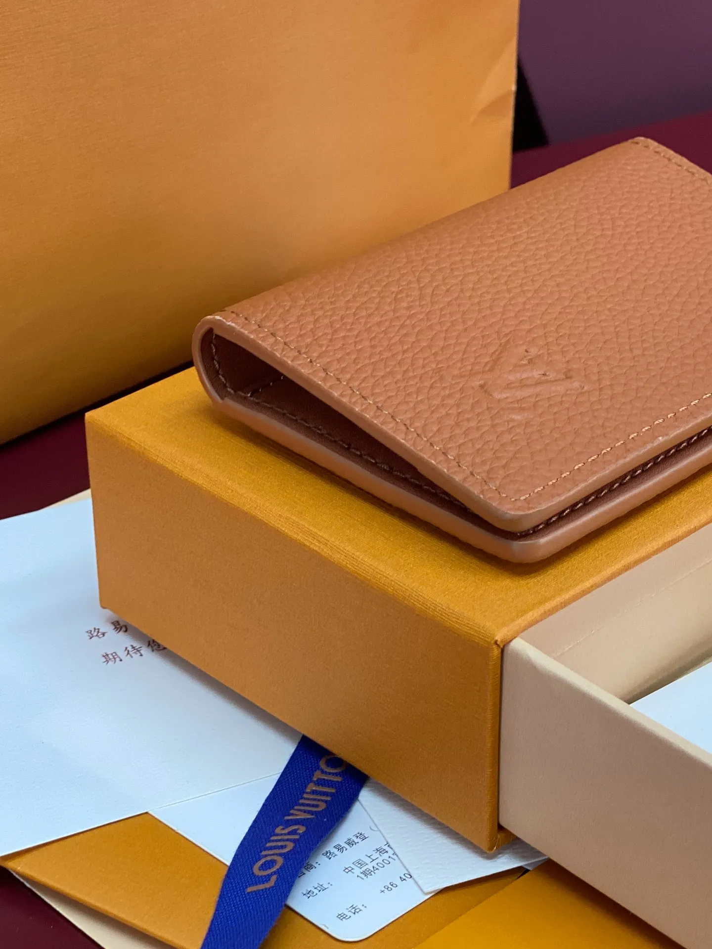M83130 khaki! Concave and convex mark! Taurillon Card Pack! Made of first-grain cowhide, this pocket wallet is Taurillon leather. It is compact in size but has ample capacity, and contains functional designs such as pockets and card slots. Size: 11×8cm. 💰320