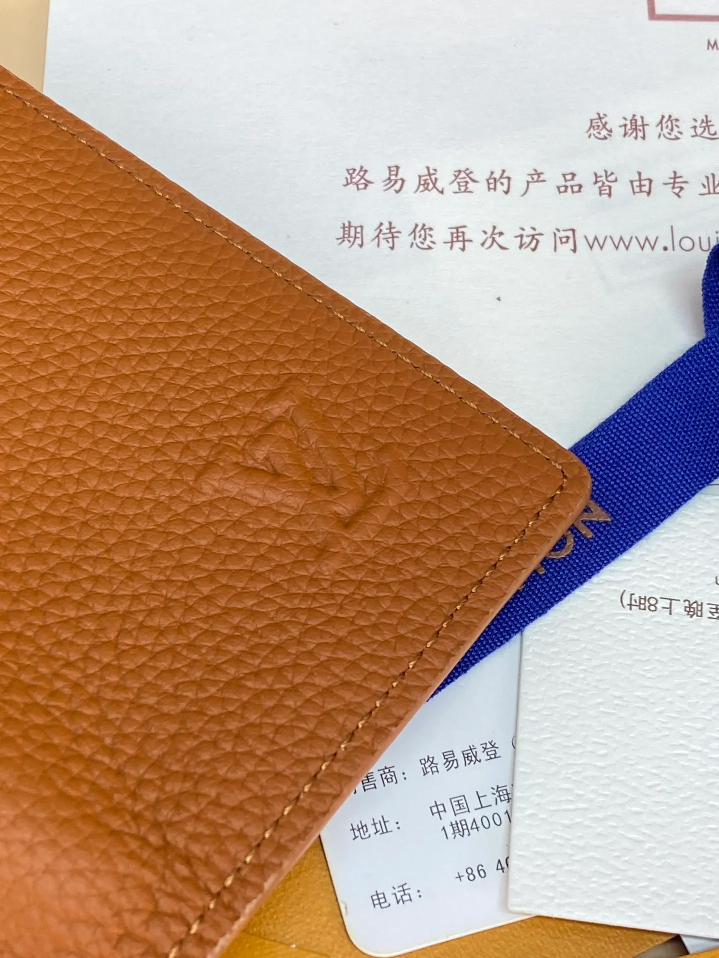 M83130 khaki! Concave and convex mark! Taurillon Card Pack! Made of first-grain cowhide, this pocket wallet is Taurillon leather. It is compact in size but has ample capacity, and contains functional designs such as pockets and card slots. Size: 11×8cm. 💰320