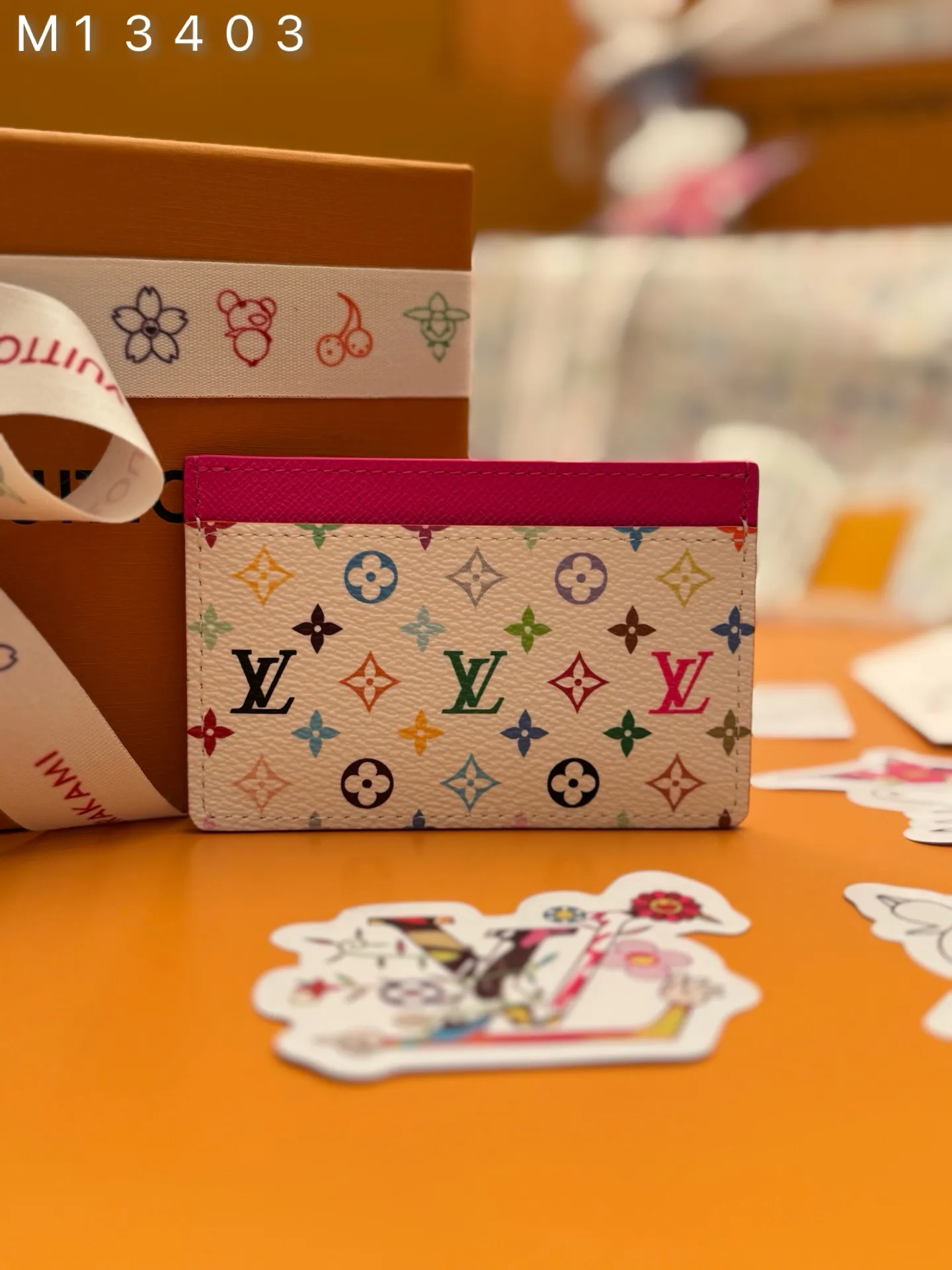 M13403 "Special Duty Free" ♻️ [Official special edition·First-class material·All-steel hardware·163 chips·Full set of packaging] New L card holder, this classic card holder is re-presented in lively rainbow tones in the reprint of the Louis Vuitton and Takashi Murakami collaboration series. Crafted from coated canvas, this card holder features the signature Monogram pattern in the Japanese artist's signature color palette, accented with bright pink accents across the top. The interior is sized for larger cards and receipts, while the exterior features two classic card slots. 11x7x5cm 💰400