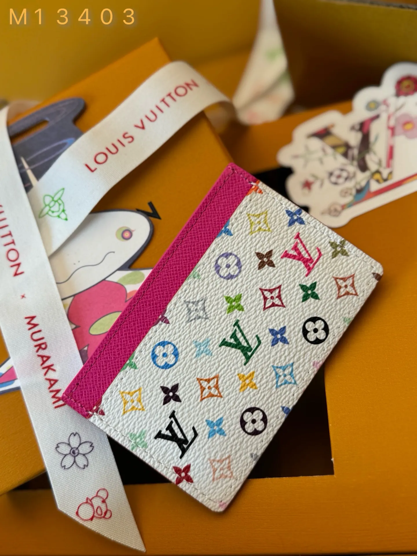 M13403 "Special Duty Free" ♻️ [Official special edition·First-class material·All-steel hardware·163 chips·Full set of packaging] New L card holder, this classic card holder is re-presented in lively rainbow tones in the reprint of the Louis Vuitton and Takashi Murakami collaboration series. Crafted from coated canvas, this card holder features the signature Monogram pattern in the Japanese artist's signature color palette, accented with bright pink accents across the top. The interior is sized for larger cards and receipts, while the exterior features two classic card slots. 11x7x5cm 💰400