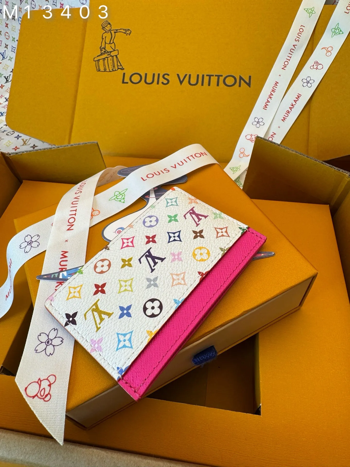 M13403 "Special Duty Free" ♻️ [Official special edition·First-class material·All-steel hardware·163 chips·Full set of packaging] New L card holder, this classic card holder is re-presented in lively rainbow tones in the reprint of the Louis Vuitton and Takashi Murakami collaboration series. Crafted from coated canvas, this card holder features the signature Monogram pattern in the Japanese artist's signature color palette, accented with bright pink accents across the top. The interior is sized for larger cards and receipts, while the exterior features two classic card slots. 11x7x5cm 💰400