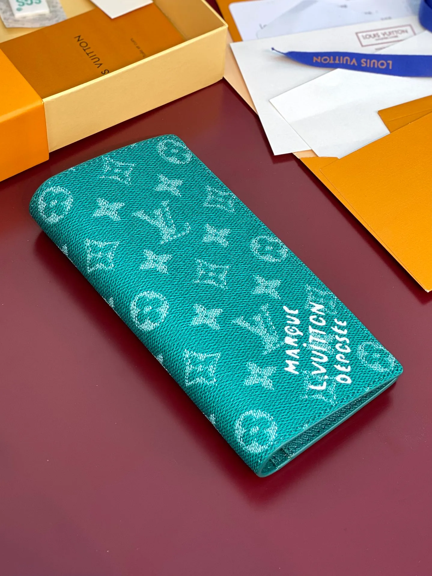 M12656 green! BRAZZA Wallet, this Brazza Wallet is made of Monogram Heritage canvas, witnessing Pharrell Williams' new interpretation of the iconic Monogram pattern. Criss-crossing textures and the Marque L.Vuitton Déposée logo reflect classic elements of the original Damier print, while multiple card slots and compartments complete the long design without sacrificing functional details.  19 x 2 x 10 cm (height x width x length). 💰380