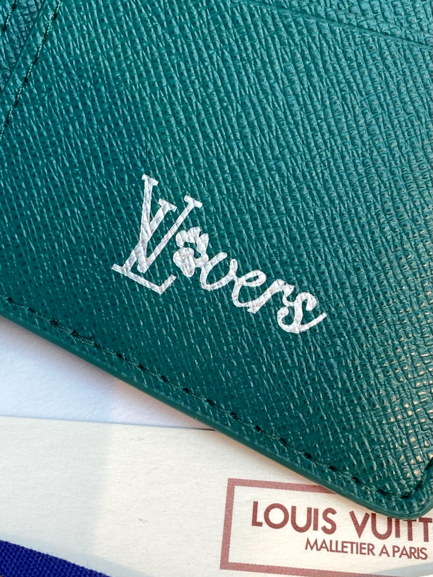 M12656 green! BRAZZA Wallet, this Brazza Wallet is made of Monogram Heritage canvas, witnessing Pharrell Williams' new interpretation of the iconic Monogram pattern. Criss-crossing textures and the Marque L.Vuitton Déposée logo reflect classic elements of the original Damier print, while multiple card slots and compartments complete the long design without sacrificing functional details.  19 x 2 x 10 cm (height x width x length). 💰380