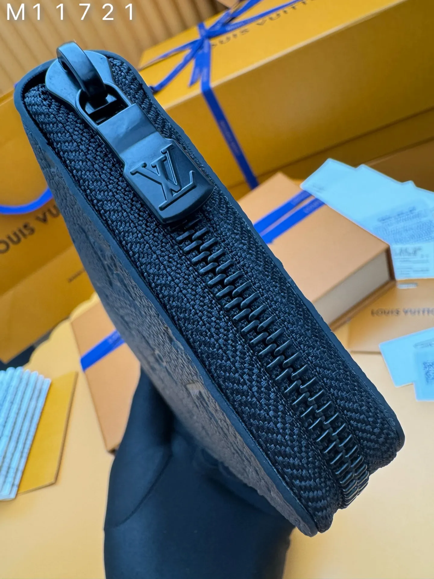 M11721 "Special Duty Free" ♻️[Official special edition·First-class material·All-steel hardware·Dynamic chip·Full set of packaging] The horizontal Zippy wallet horizontal section is made of Taurillon Monogram leather. This is a reimagining of the traditional vertical Zippy wallet, adopting a horizontal design to enhance its functionality. The practical design of this zippered wallet includes a main compartment with a central zipped pocket; six card slots on each side; and two flat pockets for banknotes or receipts. 21x10x2.5cm 💰880