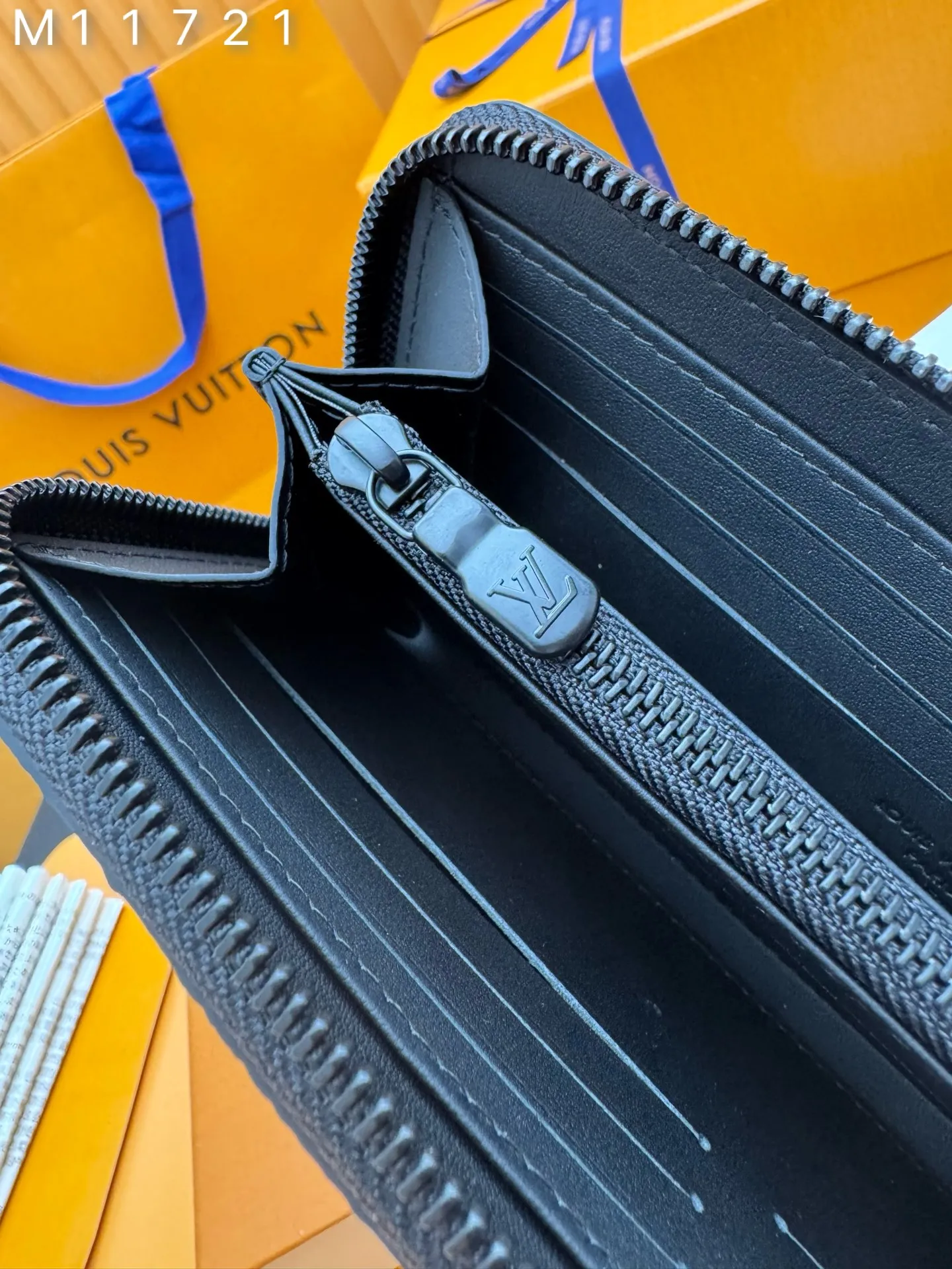 M11721 "Special Duty Free" ♻️[Official special edition·First-class material·All-steel hardware·Dynamic chip·Full set of packaging] The horizontal Zippy wallet horizontal section is made of Taurillon Monogram leather. This is a reimagining of the traditional vertical Zippy wallet, adopting a horizontal design to enhance its functionality. The practical design of this zippered wallet includes a main compartment with a central zipped pocket; six card slots on each side; and two flat pockets for banknotes or receipts. 21x10x2.5cm 💰880
