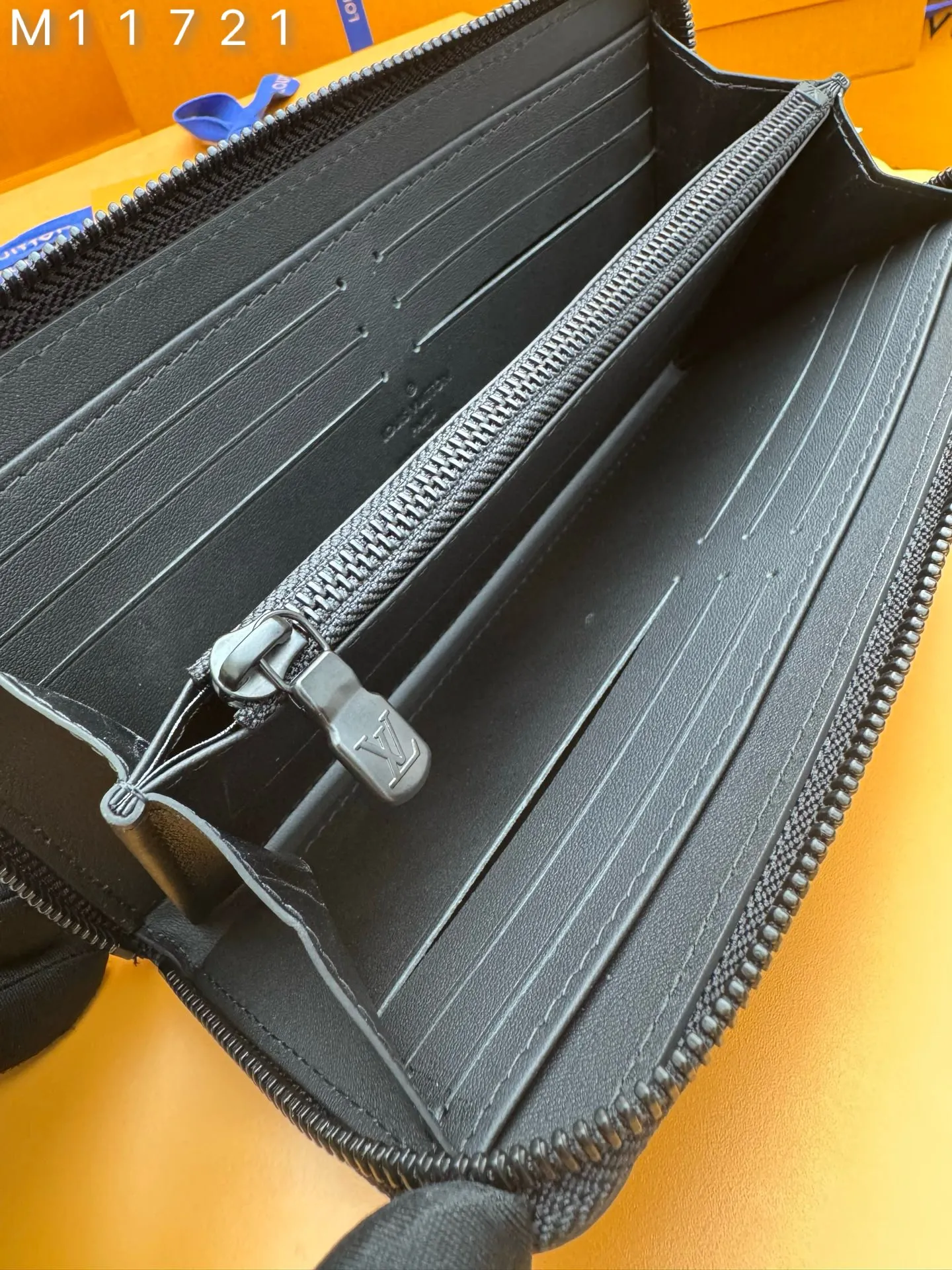 M11721 "Special Duty Free" ♻️[Official special edition·First-class material·All-steel hardware·Dynamic chip·Full set of packaging] The horizontal Zippy wallet horizontal section is made of Taurillon Monogram leather. This is a reimagining of the traditional vertical Zippy wallet, adopting a horizontal design to enhance its functionality. The practical design of this zippered wallet includes a main compartment with a central zipped pocket; six card slots on each side; and two flat pockets for banknotes or receipts. 21x10x2.5cm 💰880