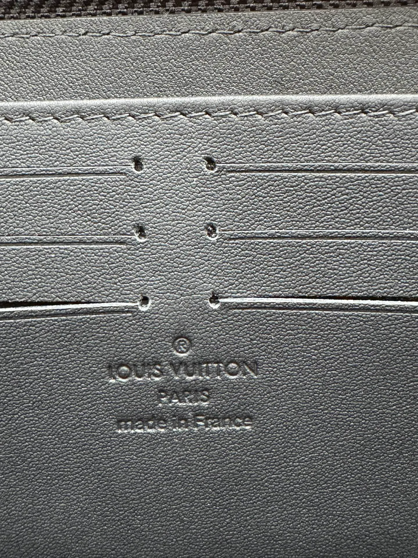M11721 "Special Duty Free" ♻️[Official special edition·First-class material·All-steel hardware·Dynamic chip·Full set of packaging] The horizontal Zippy wallet horizontal section is made of Taurillon Monogram leather. This is a reimagining of the traditional vertical Zippy wallet, adopting a horizontal design to enhance its functionality. The practical design of this zippered wallet includes a main compartment with a central zipped pocket; six card slots on each side; and two flat pockets for banknotes or receipts. 21x10x2.5cm 💰880