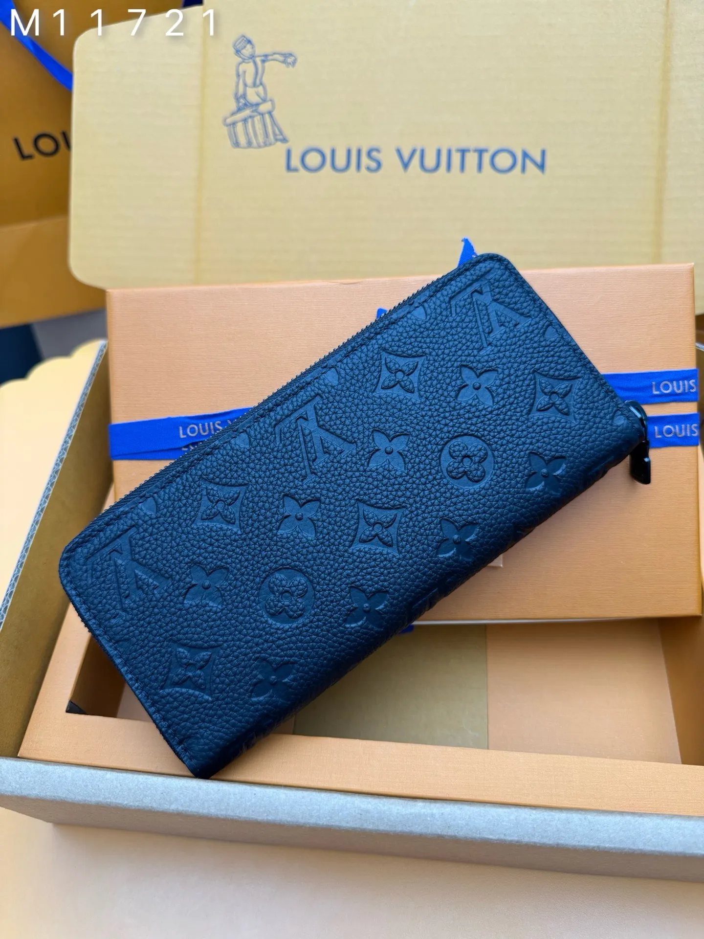 M11721 "Special Duty Free" ♻️[Official special edition·First-class material·All-steel hardware·Dynamic chip·Full set of packaging] The horizontal Zippy wallet horizontal section is made of Taurillon Monogram leather. This is a reimagining of the traditional vertical Zippy wallet, adopting a horizontal design to enhance its functionality. The practical design of this zippered wallet includes a main compartment with a central zipped pocket; six card slots on each side; and two flat pockets for banknotes or receipts. 21x10x2.5cm 💰880