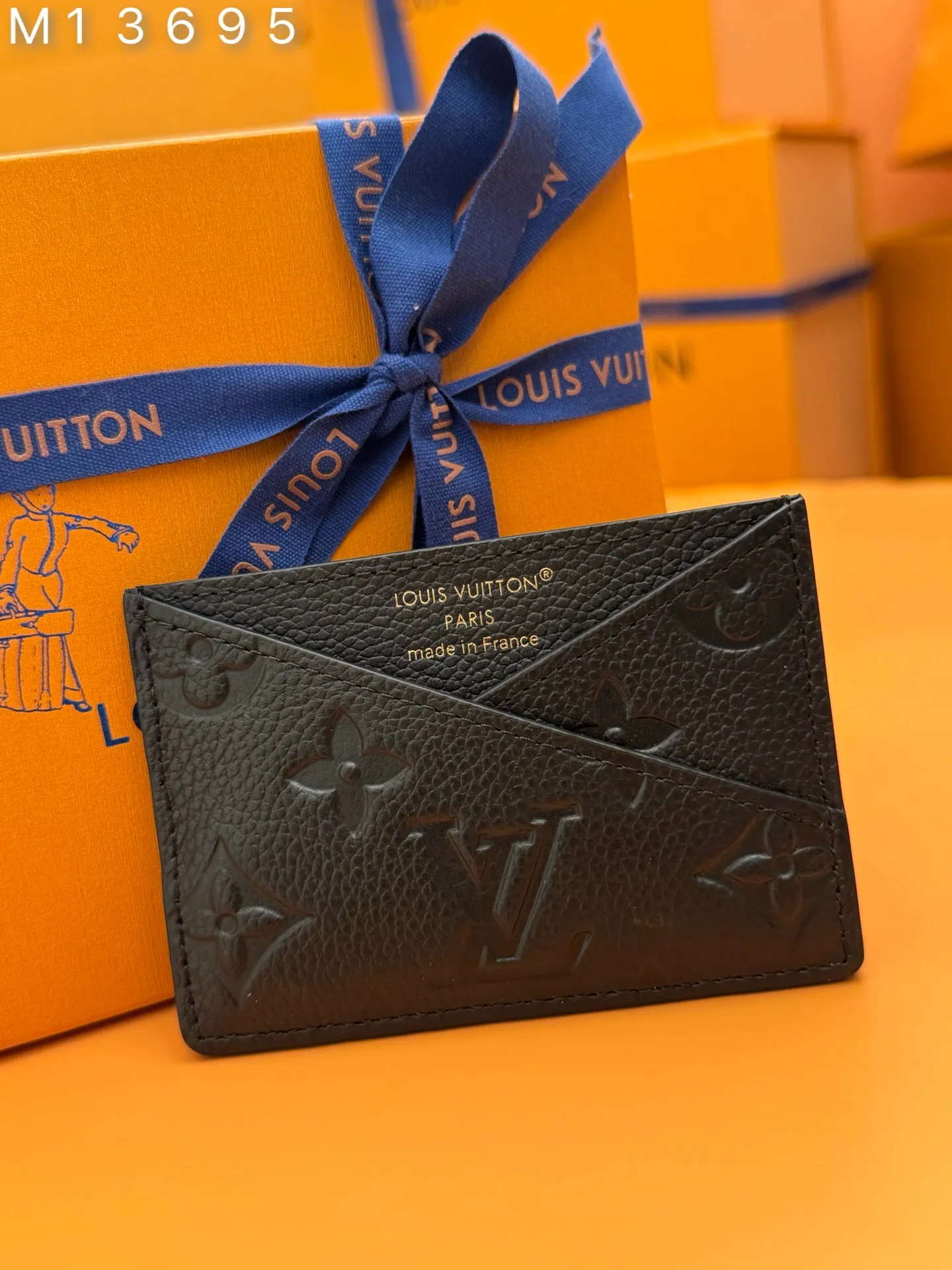 M13695 "Special Duty Free" ♻️ [Official Special Edition·First Class Material·All Steel Hardware·163 Chips·Full Packaging] Criss-Cross card holder is the perfect choice for gifting, whether it is for an individual or for a loved one. Inspired by the historic House of Louis Vuitton in Asnières, this stylish and compact accessory reinterprets the brand's iconic brickwork with its geometric V-cut design. It's made from Monogram Empreinte leather and heat-stamped with gold lettering. 10x7x0.3cm 💰420
