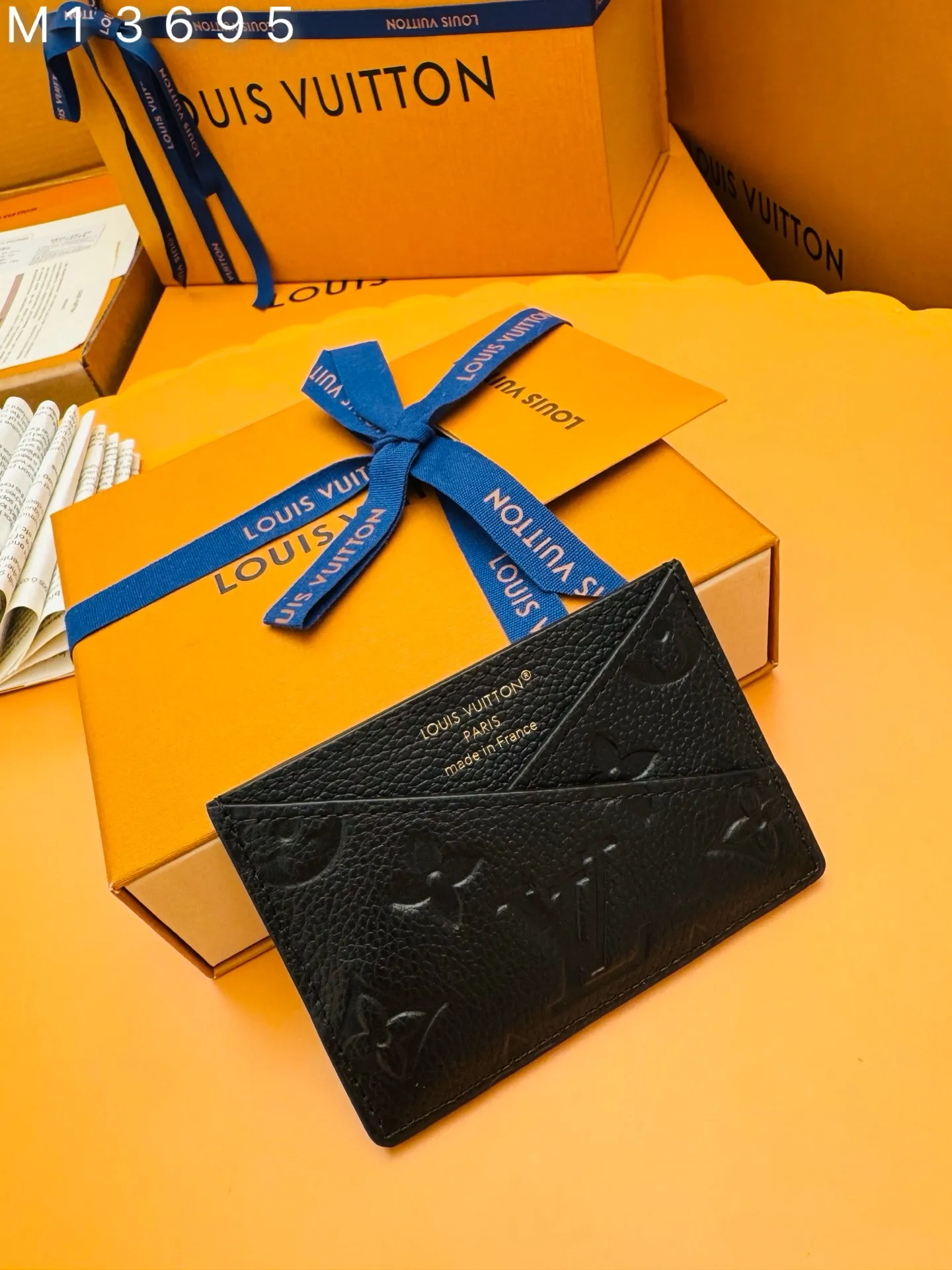 M13695 "Special Duty Free" ♻️ [Official Special Edition·First Class Material·All Steel Hardware·163 Chips·Full Packaging] Criss-Cross card holder is the perfect choice for gifting, whether it is for an individual or for a loved one. Inspired by the historic House of Louis Vuitton in Asnières, this stylish and compact accessory reinterprets the brand's iconic brickwork with its geometric V-cut design. It's made from Monogram Empreinte leather and heat-stamped with gold lettering. 10x7x0.3cm 💰420