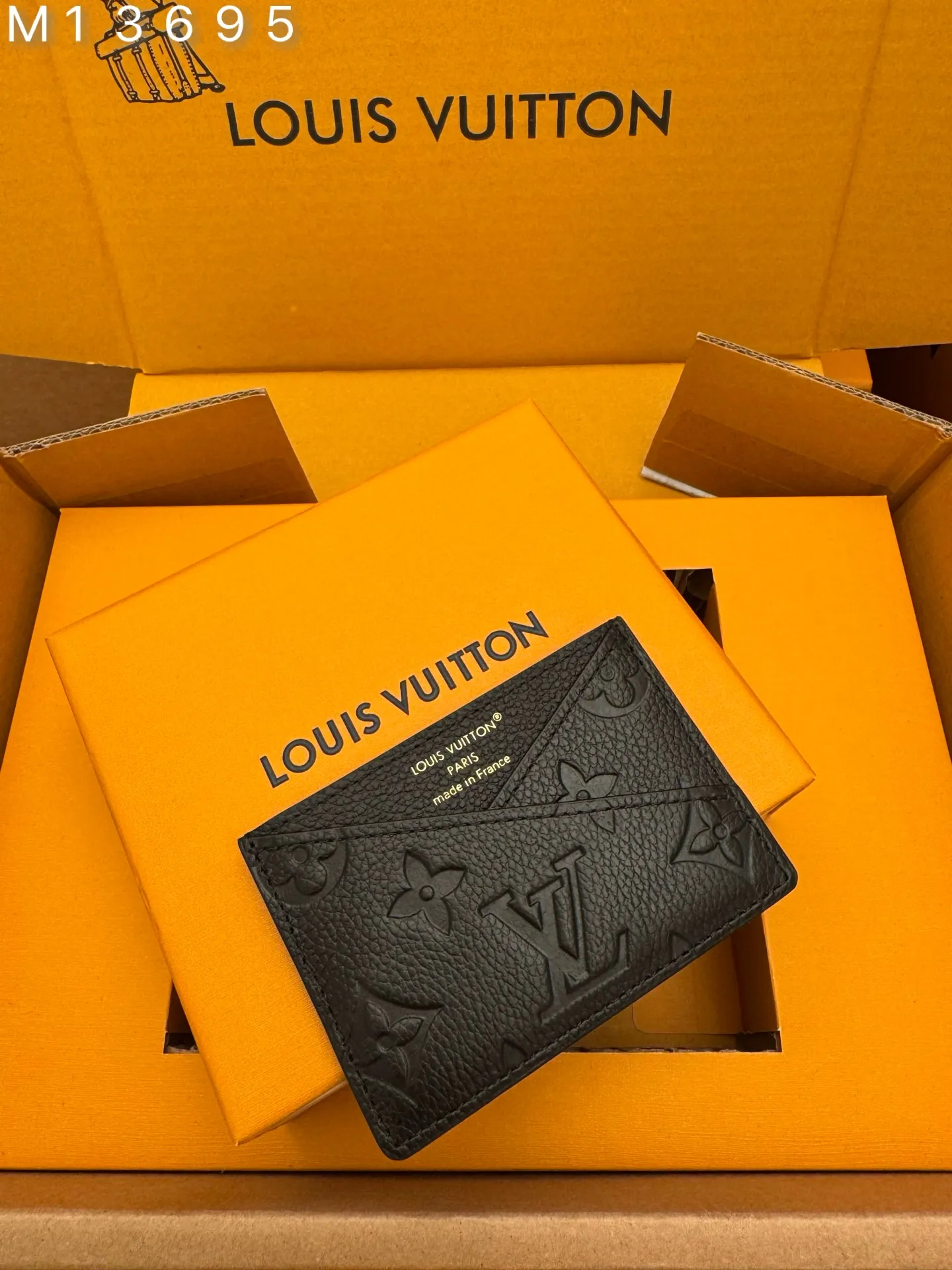 M13695 "Special Duty Free" ♻️ [Official Special Edition·First Class Material·All Steel Hardware·163 Chips·Full Packaging] Criss-Cross card holder is the perfect choice for gifting, whether it is for an individual or for a loved one. Inspired by the historic House of Louis Vuitton in Asnières, this stylish and compact accessory reinterprets the brand's iconic brickwork with its geometric V-cut design. It's made from Monogram Empreinte leather and heat-stamped with gold lettering. 10x7x0.3cm 💰420