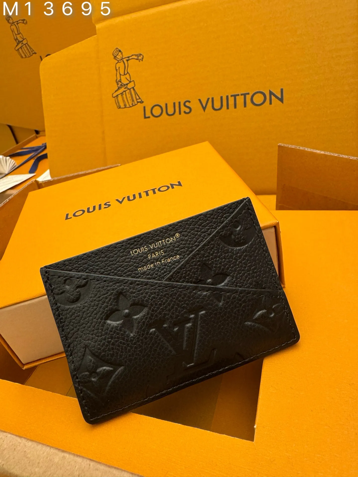 M13695 "Special Duty Free" ♻️ [Official Special Edition·First Class Material·All Steel Hardware·163 Chips·Full Packaging] Criss-Cross card holder is the perfect choice for gifting, whether it is for an individual or for a loved one. Inspired by the historic House of Louis Vuitton in Asnières, this stylish and compact accessory reinterprets the brand's iconic brickwork with its geometric V-cut design. It's made from Monogram Empreinte leather and heat-stamped with gold lettering. 10x7x0.3cm 💰420