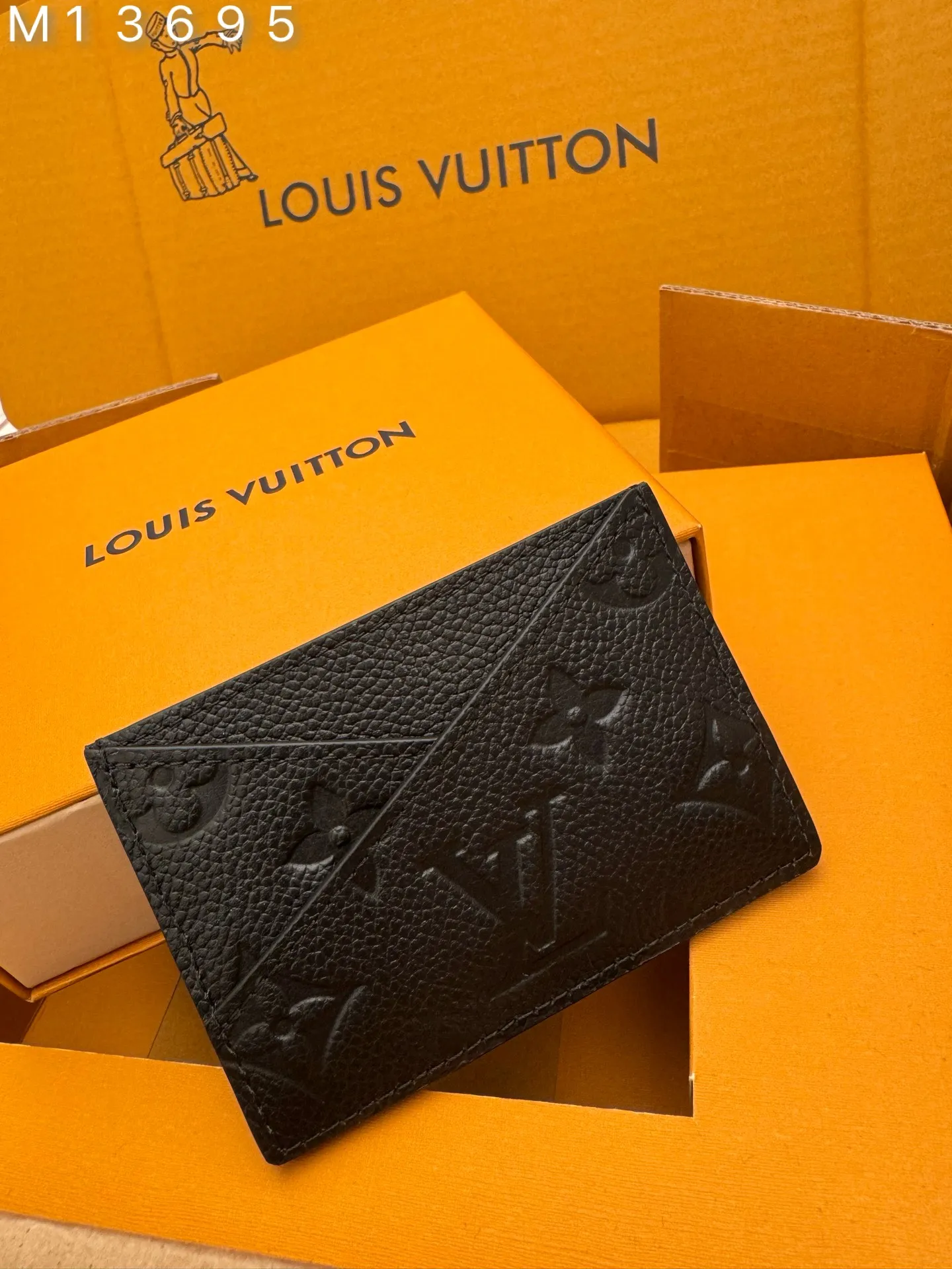 M13695 "Special Duty Free" ♻️ [Official Special Edition·First Class Material·All Steel Hardware·163 Chips·Full Packaging] Criss-Cross card holder is the perfect choice for gifting, whether it is for an individual or for a loved one. Inspired by the historic House of Louis Vuitton in Asnières, this stylish and compact accessory reinterprets the brand's iconic brickwork with its geometric V-cut design. It's made from Monogram Empreinte leather and heat-stamped with gold lettering. 10x7x0.3cm 💰420
