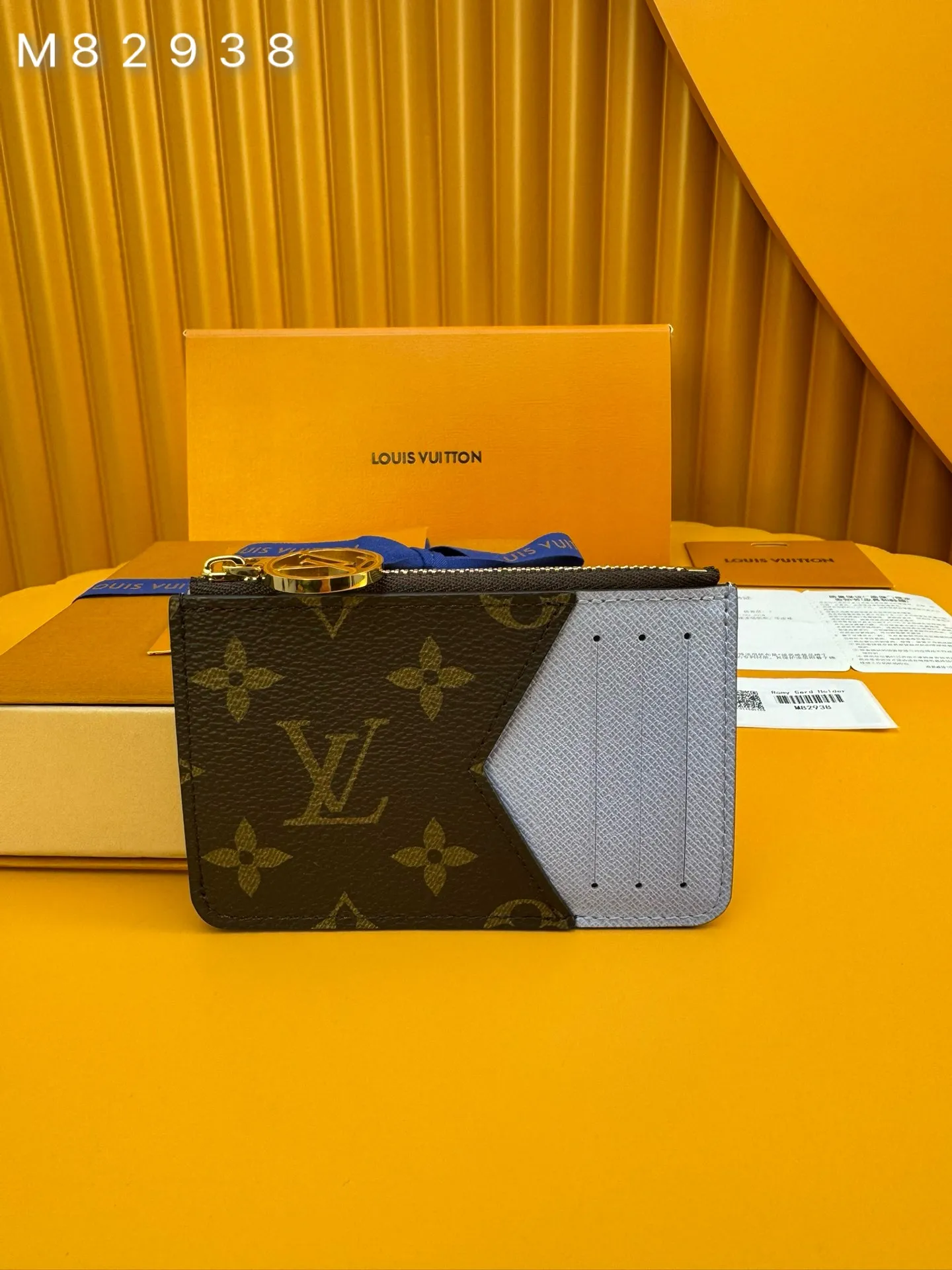 M82938 "Special Duty Free" ♻️ [Official special edition·First-class material·All-steel hardware·French chips·Full set of packaging] "Porto Card Romi" with a modern atmosphere and multiple functions. The simple design of the Kadikai combines with the zippered bag with socket for increased practicality. Pocket section is ideal for storing cash, coins and receipts. A fresh model crafted from a single piece of canvas, finished with a colorful leather lining and zipper with a gold metal LV ring. 12x8x0.8cm 💰540