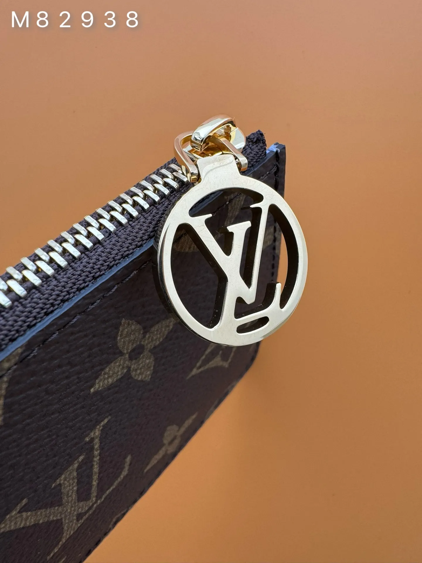 M82938 "Special Duty Free" ♻️ [Official special edition·First-class material·All-steel hardware·French chips·Full set of packaging] "Porto Card Romi" with a modern atmosphere and multiple functions. The simple design of the Kadikai combines with the zippered bag with socket for increased practicality. Pocket section is ideal for storing cash, coins and receipts. A fresh model crafted from a single piece of canvas, finished with a colorful leather lining and zipper with a gold metal LV ring. 12x8x0.8cm 💰540