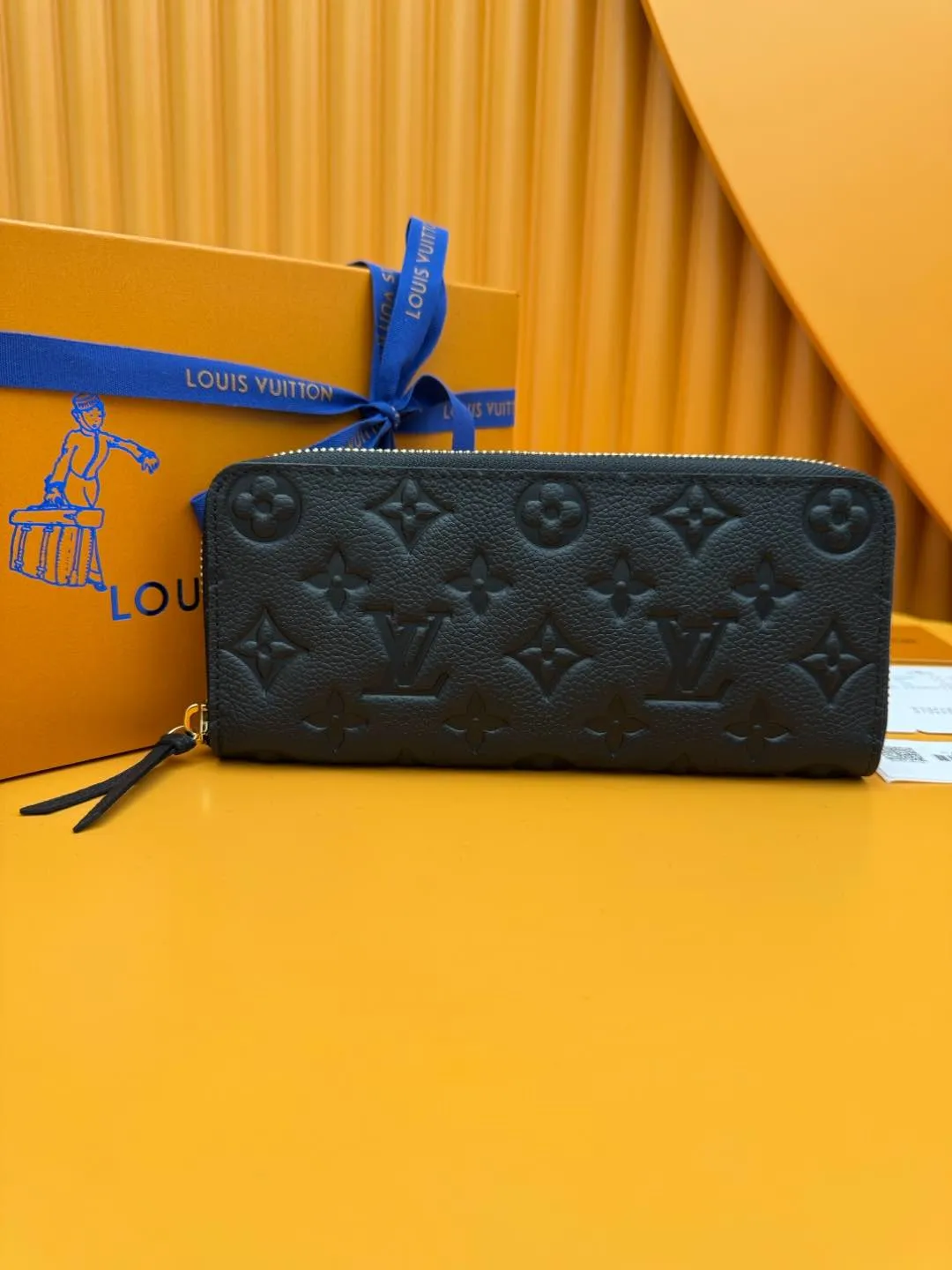 M60171 "Special Duty Free" ♻️[Official special edition·First-class material·All-steel hardware·French chips·Full set of packaging] This Clémence wallet is made of soft Monogram Empreinte leather embossed with Louis Vuitton's iconic Monogram pattern. Its exquisite configuration contains a zippered coin pocket, accordion compartment and patch pocket. Size: 20x9x2cm 💰860