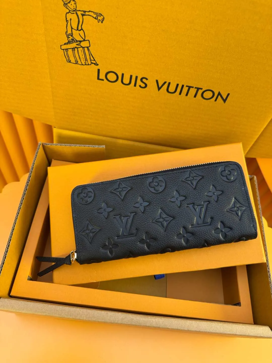 M60171 "Special Duty Free" ♻️[Official special edition·First-class material·All-steel hardware·French chips·Full set of packaging] This Clémence wallet is made of soft Monogram Empreinte leather embossed with Louis Vuitton's iconic Monogram pattern. Its exquisite configuration contains a zippered coin pocket, accordion compartment and patch pocket. Size: 20x9x2cm 💰860