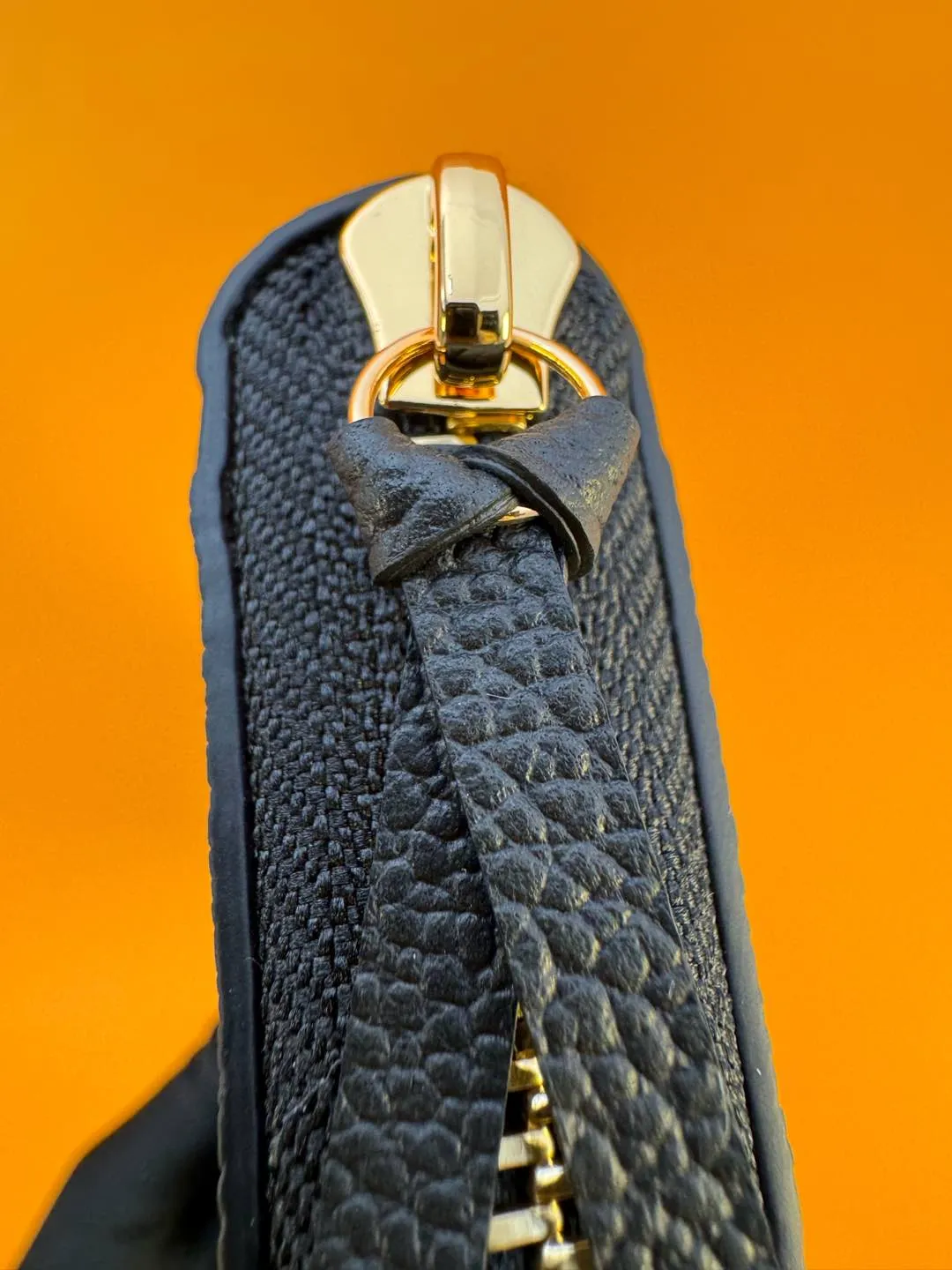M60171 "Special Duty Free" ♻️[Official special edition·First-class material·All-steel hardware·French chips·Full set of packaging] This Clémence wallet is made of soft Monogram Empreinte leather embossed with Louis Vuitton's iconic Monogram pattern. Its exquisite configuration contains a zippered coin pocket, accordion compartment and patch pocket. Size: 20x9x2cm 💰860
