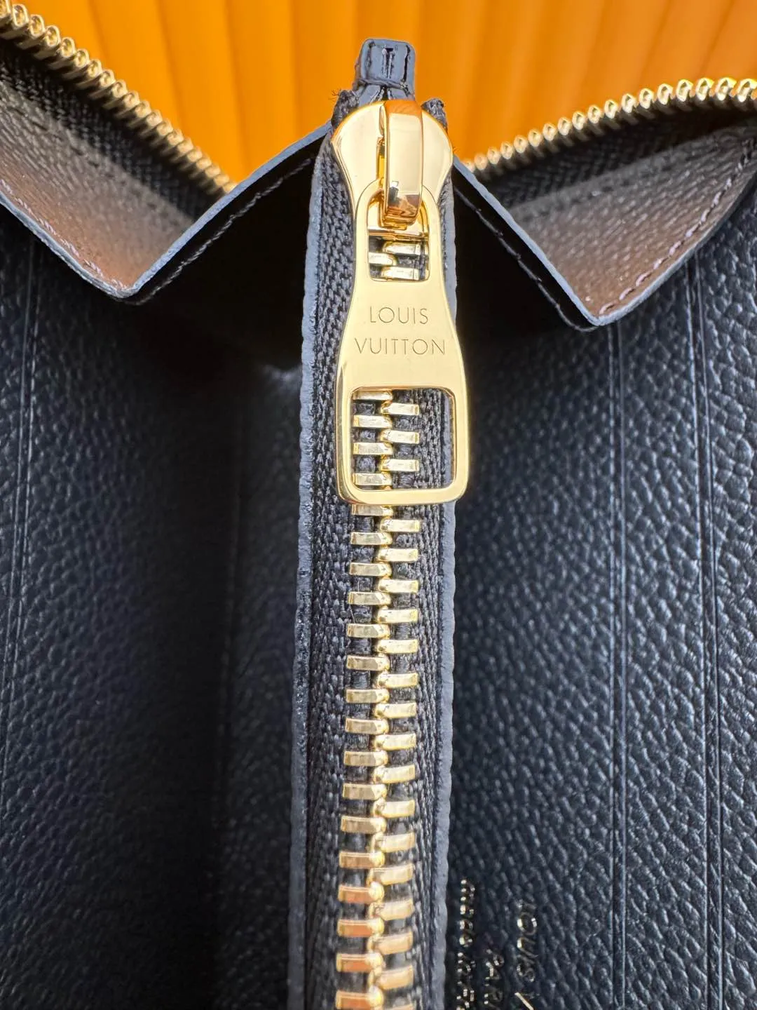 M60171 "Special Duty Free" ♻️[Official special edition·First-class material·All-steel hardware·French chips·Full set of packaging] This Clémence wallet is made of soft Monogram Empreinte leather embossed with Louis Vuitton's iconic Monogram pattern. Its exquisite configuration contains a zippered coin pocket, accordion compartment and patch pocket. Size: 20x9x2cm 💰860