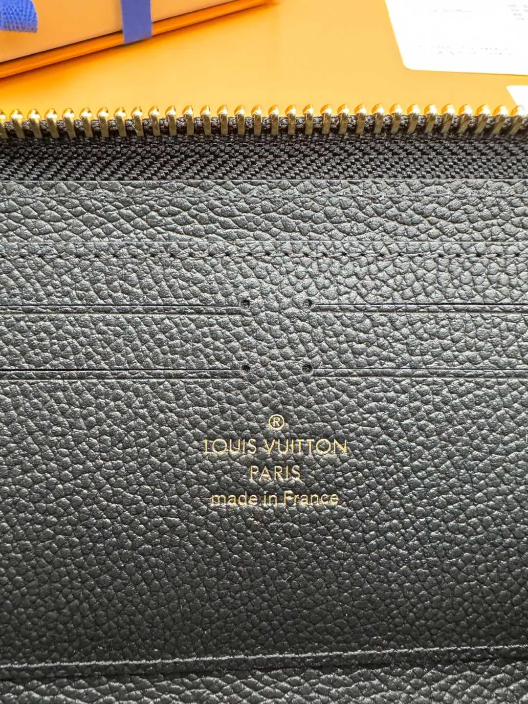 M60171 "Special Duty Free" ♻️[Official special edition·First-class material·All-steel hardware·French chips·Full set of packaging] This Clémence wallet is made of soft Monogram Empreinte leather embossed with Louis Vuitton's iconic Monogram pattern. Its exquisite configuration contains a zippered coin pocket, accordion compartment and patch pocket. Size: 20x9x2cm 💰860
