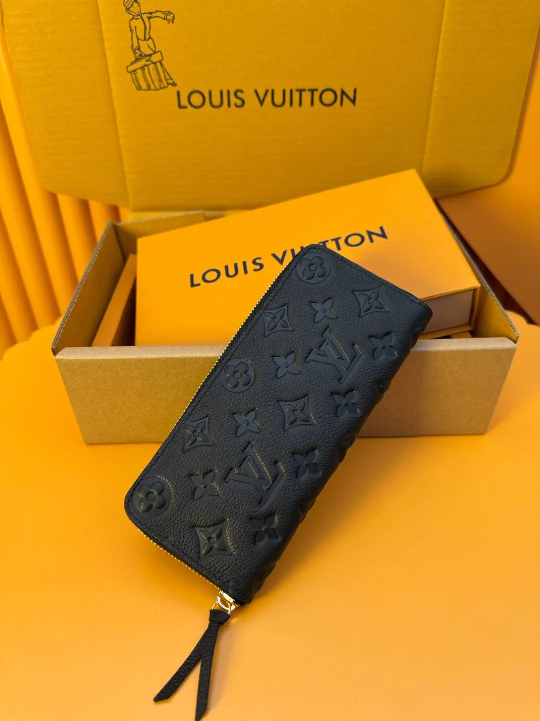 M60171 "Special Duty Free" ♻️[Official special edition·First-class material·All-steel hardware·French chips·Full set of packaging] This Clémence wallet is made of soft Monogram Empreinte leather embossed with Louis Vuitton's iconic Monogram pattern. Its exquisite configuration contains a zippered coin pocket, accordion compartment and patch pocket. Size: 20x9x2cm 💰860
