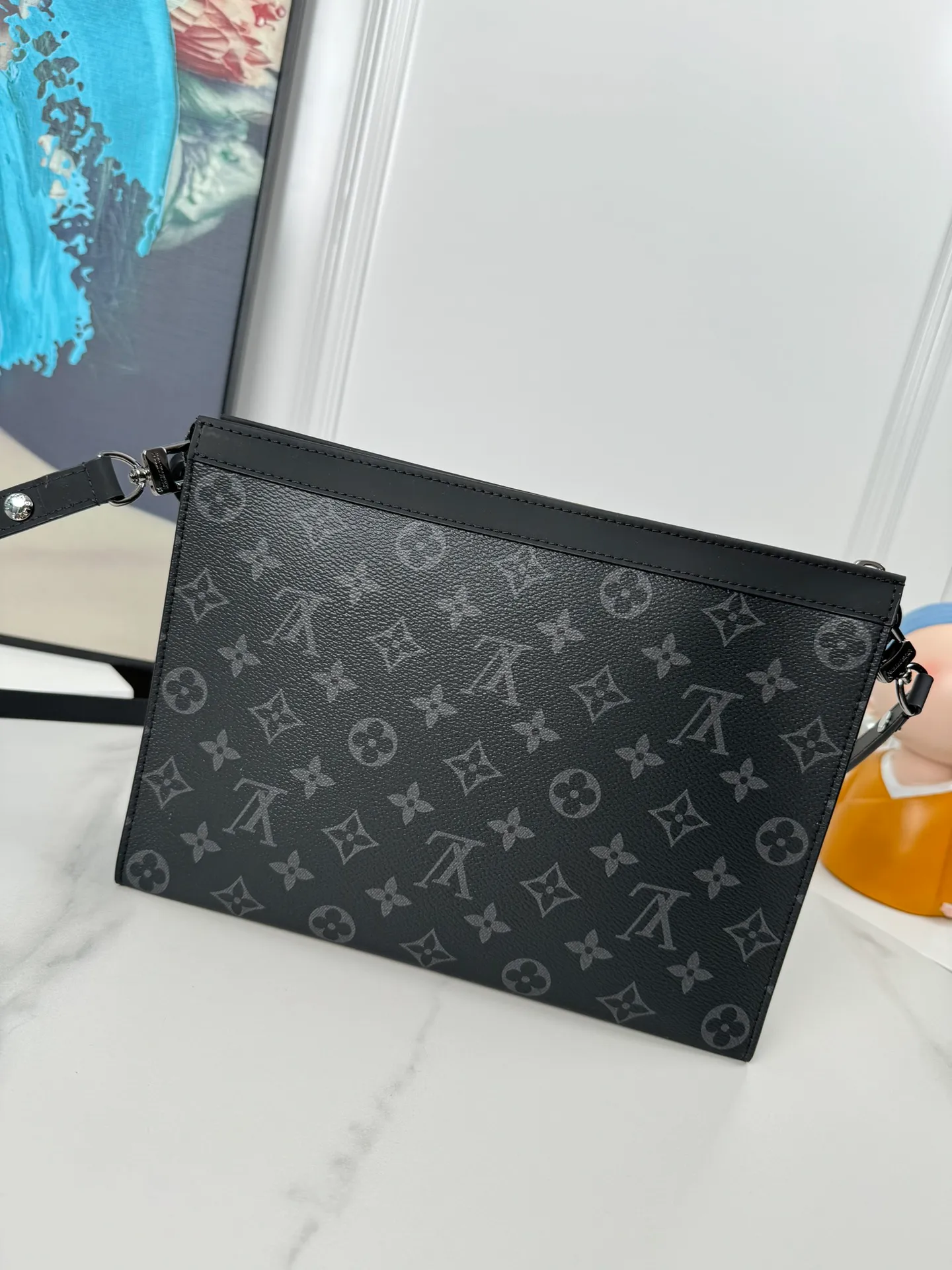 P740🇫🇷Exclusive real shot of overseas original single M61692! This small and stylish Pochette Voyage medium clutch bag is versatile. It can be placed in the bag as a travel bag or held in the hand to show fashion style. The spacious interior space and support panel design make it easy to access personal essentials. Size: 26×20×5cm