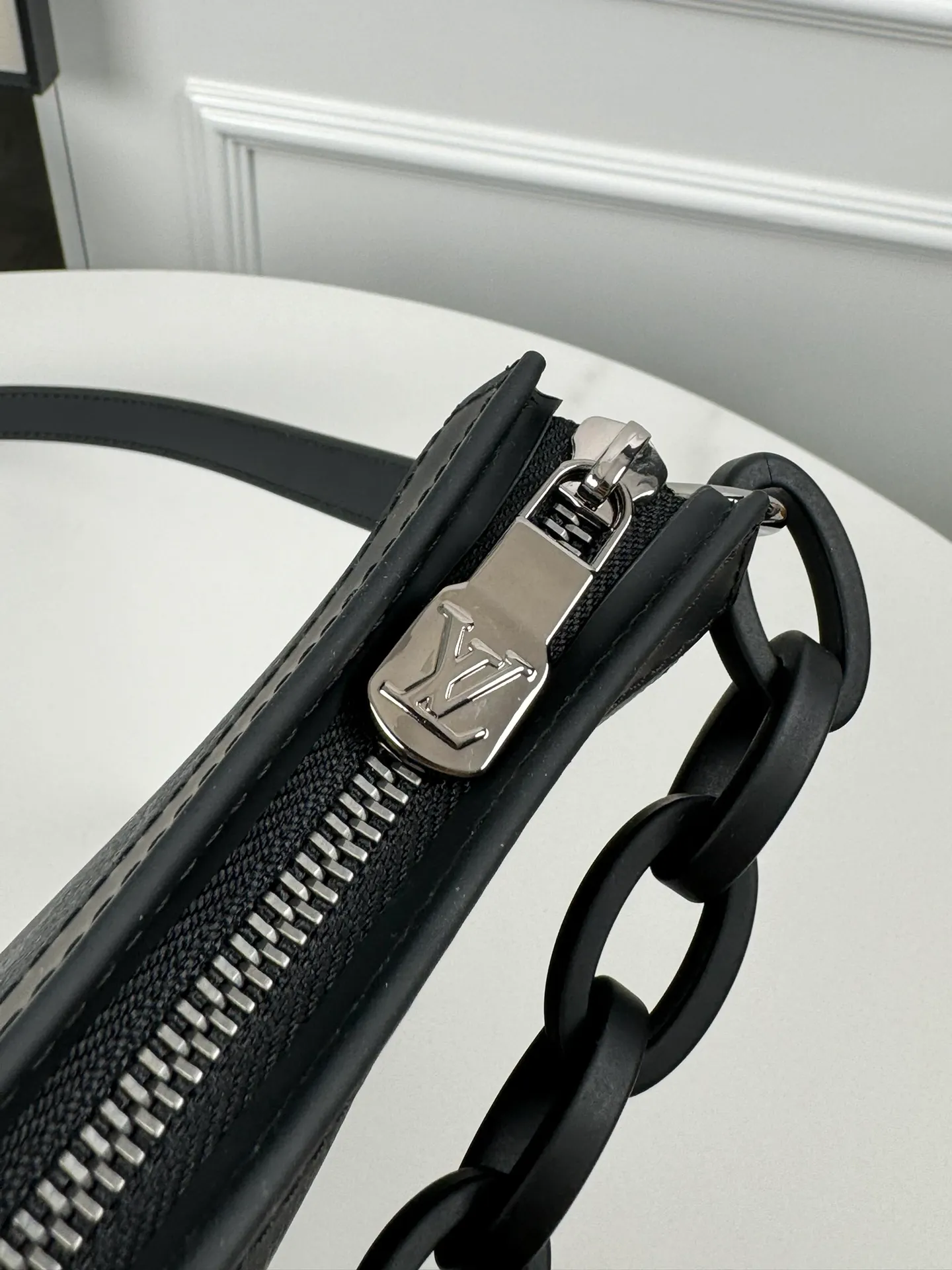 P740🇫🇷Exclusive real shot of overseas original single M61692! This small and stylish Pochette Voyage medium clutch bag is versatile. It can be placed in the bag as a travel bag or held in the hand to show fashion style. The spacious interior space and support panel design make it easy to access personal essentials. Size: 26×20×5cm
