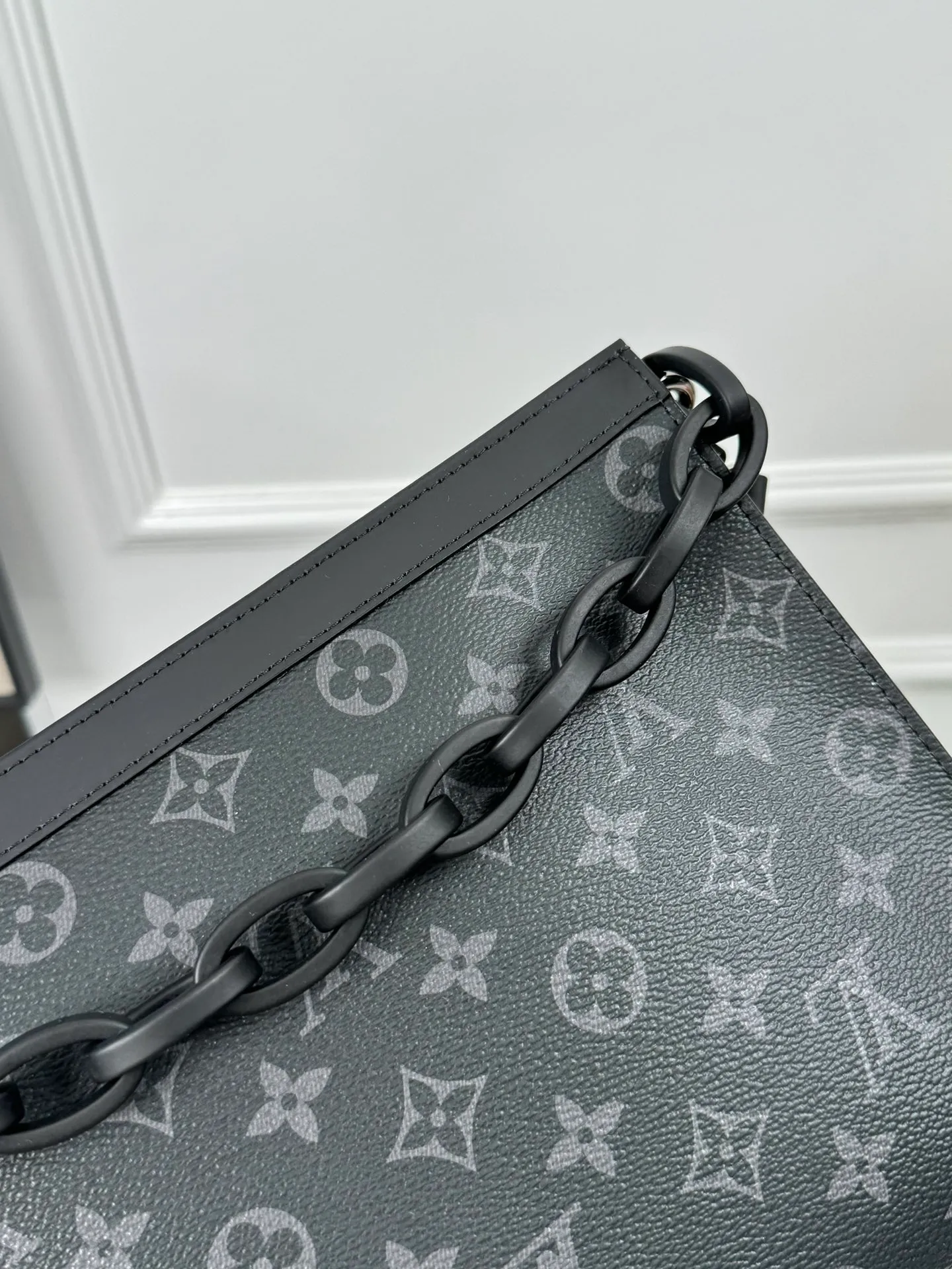 P740🇫🇷Exclusive real shot of overseas original single M61692! This small and stylish Pochette Voyage medium clutch bag is versatile. It can be placed in the bag as a travel bag or held in the hand to show fashion style. The spacious interior space and support panel design make it easy to access personal essentials. Size: 26×20×5cm
