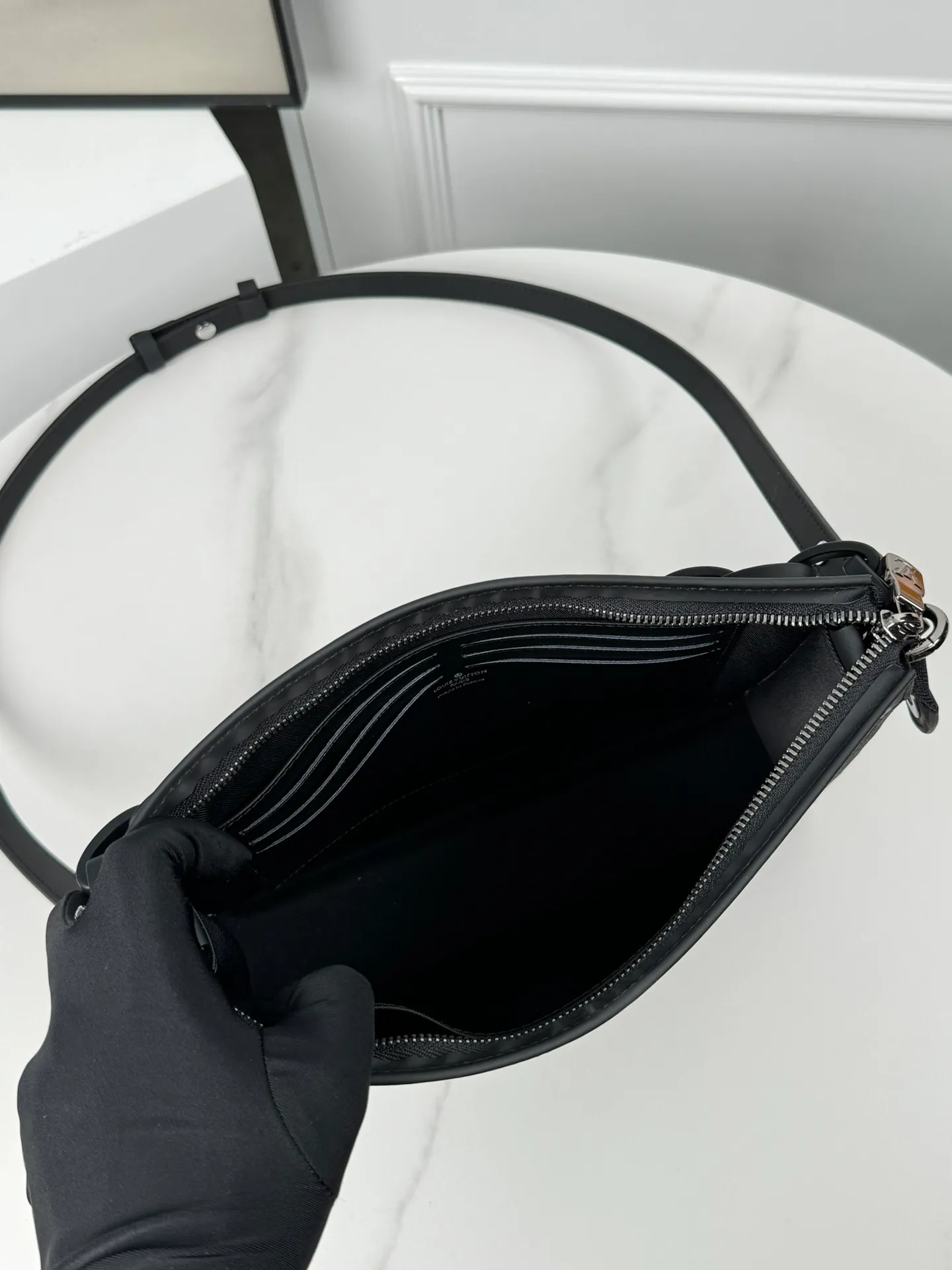 P740🇫🇷Exclusive real shot of overseas original single M61692! This small and stylish Pochette Voyage medium clutch bag is versatile. It can be placed in the bag as a travel bag or held in the hand to show fashion style. The spacious interior space and support panel design make it easy to access personal essentials. Size: 26×20×5cm