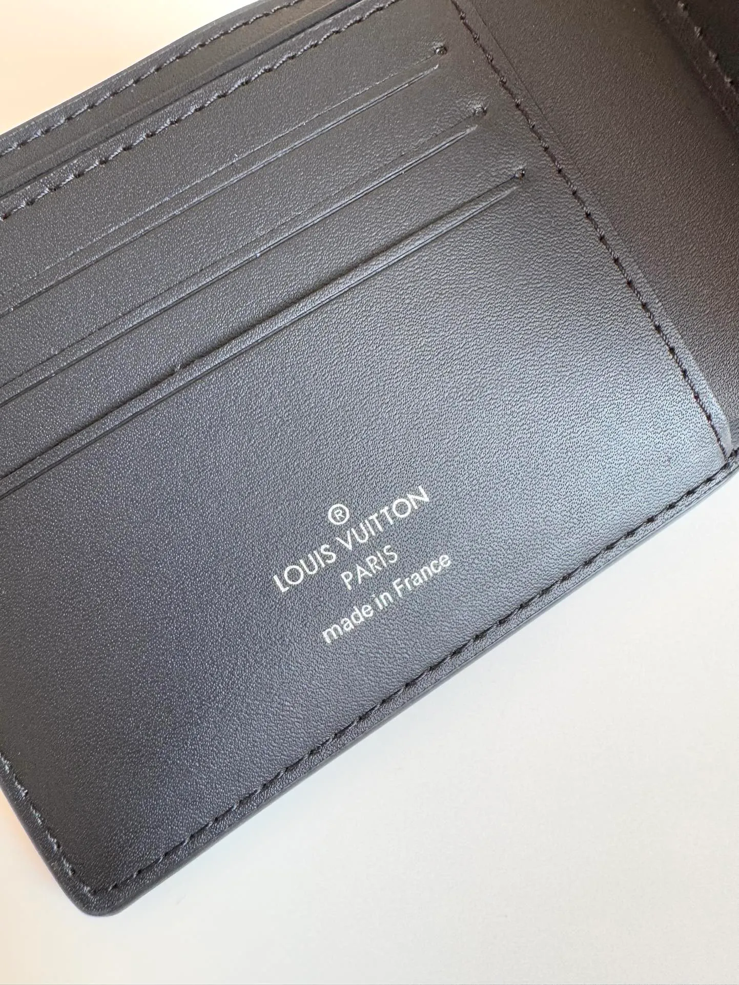 P360🇫🇷Overseas original single M69829 black exclusive real shot! The LV Aerogram Multiple Wallet puts a new spin on a classic design. Exquisite craftsmanship gives the cow leather a rich grain texture, and the metal LV letters mark the brand identity. It can be easily matched with LV Aerogram series handbags. Size: 11.5×9×1.5cm