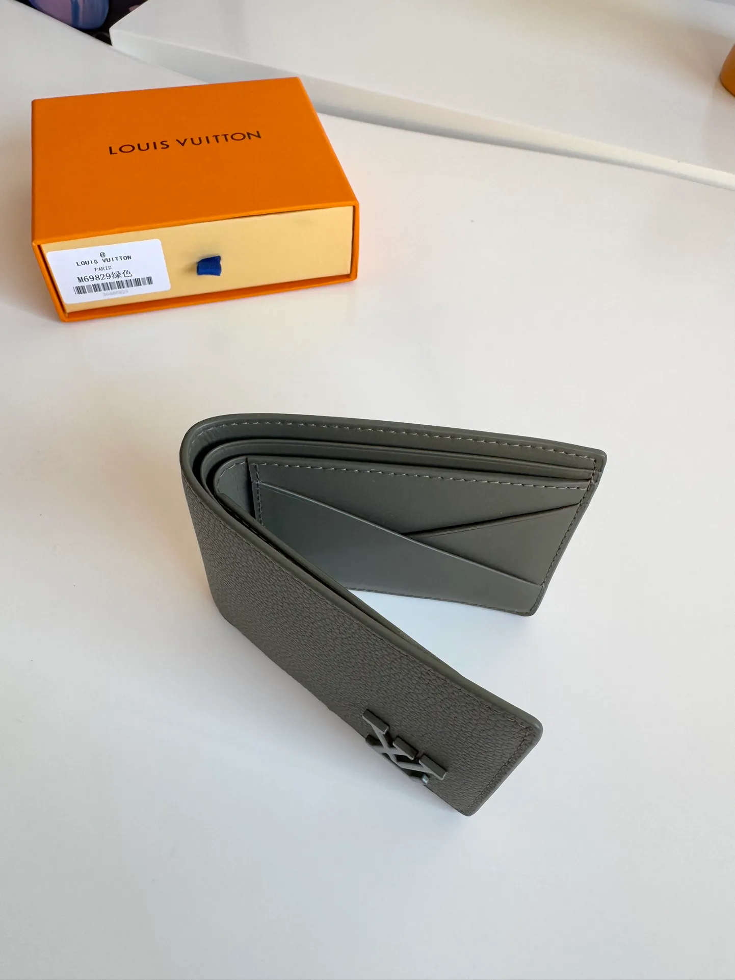 P360🇫🇷Overseas original single M69829 black exclusive real shot! The LV Aerogram Multiple Wallet puts a new spin on a classic design. Exquisite craftsmanship gives the cow leather a rich grain texture, and the metal LV letters mark the brand identity. It can be easily matched with LV Aerogram series handbags. Size: 11.5×9×1.5cm
