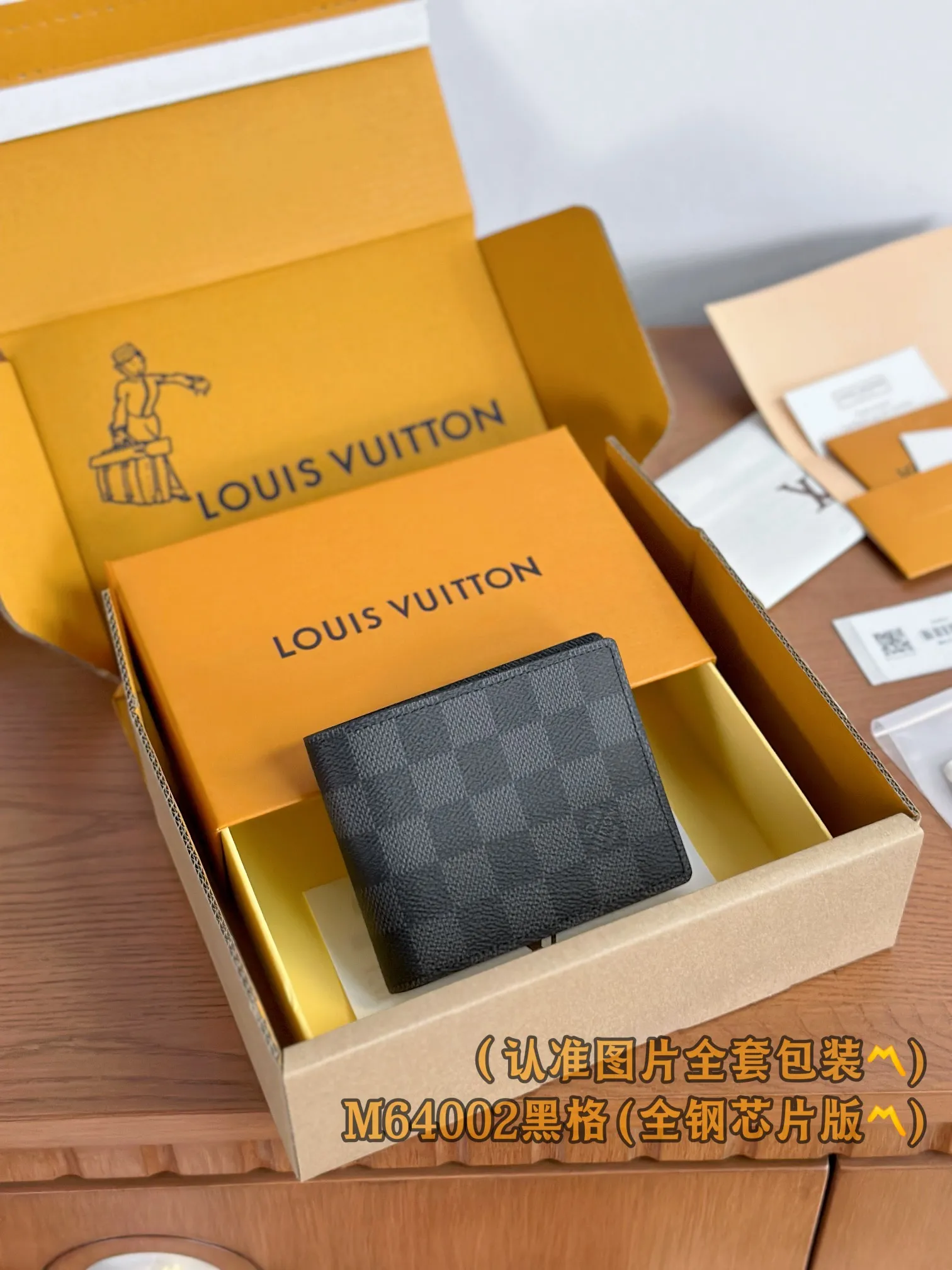 N64002 Heige (〽️A-grade all-steel version〽️) personalized customization, transcoding chip! SLENDER ID WALLET Made of smooth Taiga leather, this wallet is small and slim enough to hold everyday essentials, yet easily stows away in a front or back pocket. This wallet features a transparent compartment for ID. 11.0 x 8.5 x 1.0 cm (length x height x width). Special grade 210