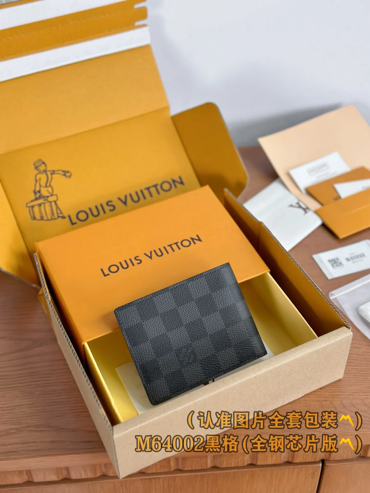 N64002 Heige (〽️A-grade all-steel version〽️) personalized customization, transcoding chip! SLENDER ID WALLET Made of smooth Taiga leather, this wallet is small and slim enough to hold everyday essentials, yet easily stows away in a front or back pocket. This wallet features a transparent compartment for ID. 11.0 x 8.5 x 1.0 cm (length x height x width). Special grade 210