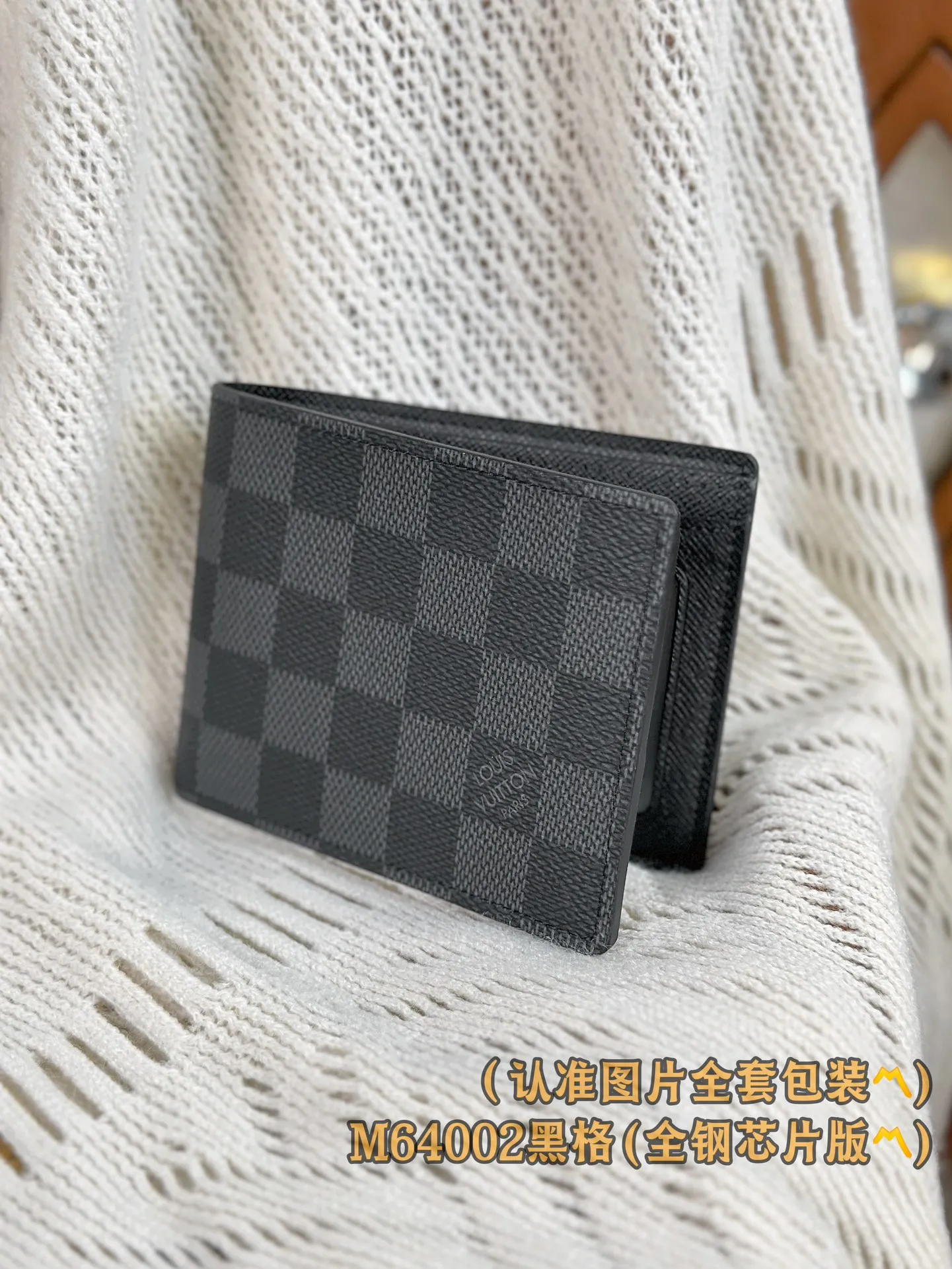 N64002 Heige (〽️A-grade all-steel version〽️) personalized customization, transcoding chip! SLENDER ID WALLET Made of smooth Taiga leather, this wallet is small and slim enough to hold everyday essentials, yet easily stows away in a front or back pocket. This wallet features a transparent compartment for ID. 11.0 x 8.5 x 1.0 cm (length x height x width). Special grade 210