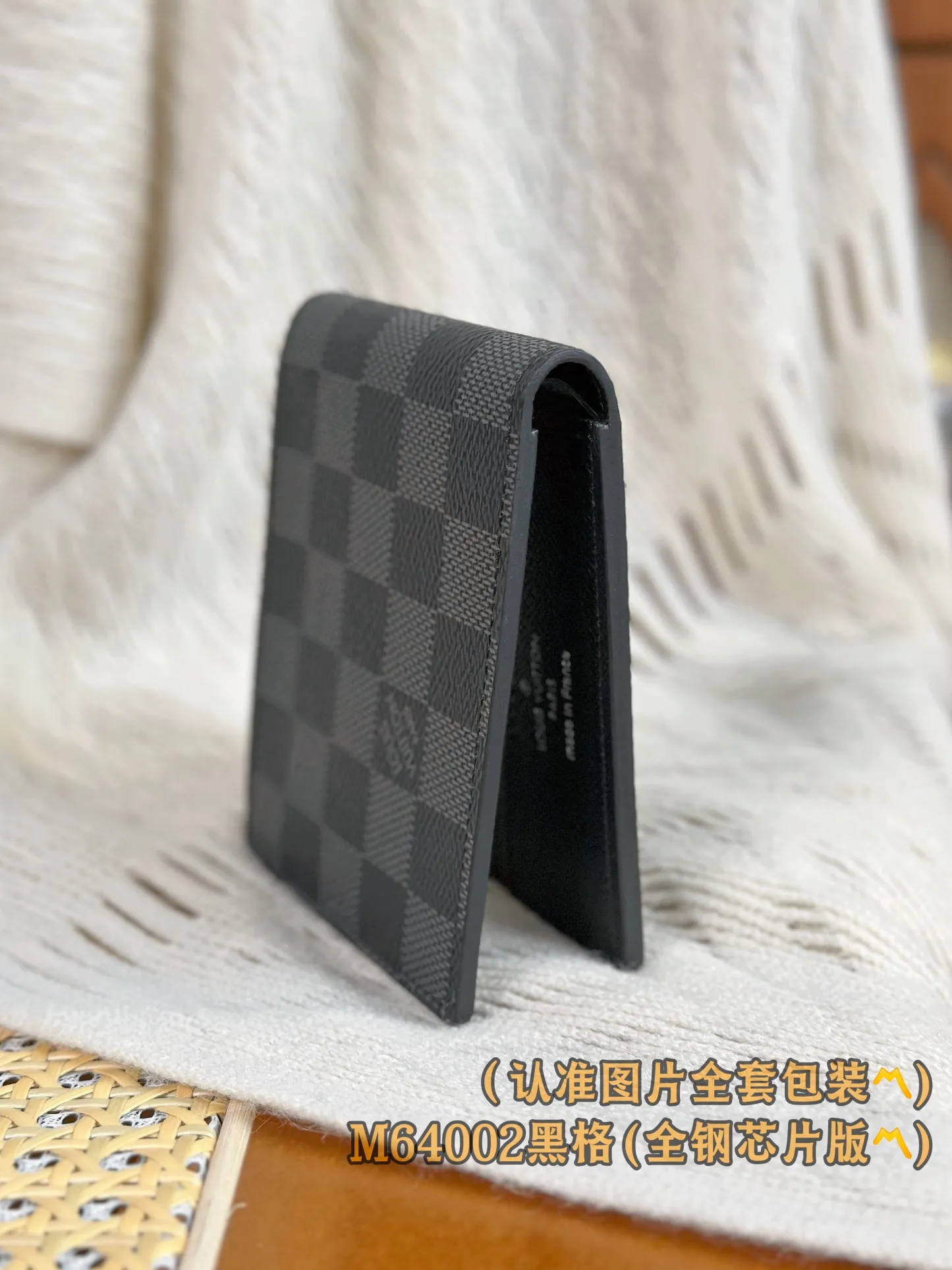 N64002 Heige (〽️A-grade all-steel version〽️) personalized customization, transcoding chip! SLENDER ID WALLET Made of smooth Taiga leather, this wallet is small and slim enough to hold everyday essentials, yet easily stows away in a front or back pocket. This wallet features a transparent compartment for ID. 11.0 x 8.5 x 1.0 cm (length x height x width). Special grade 210