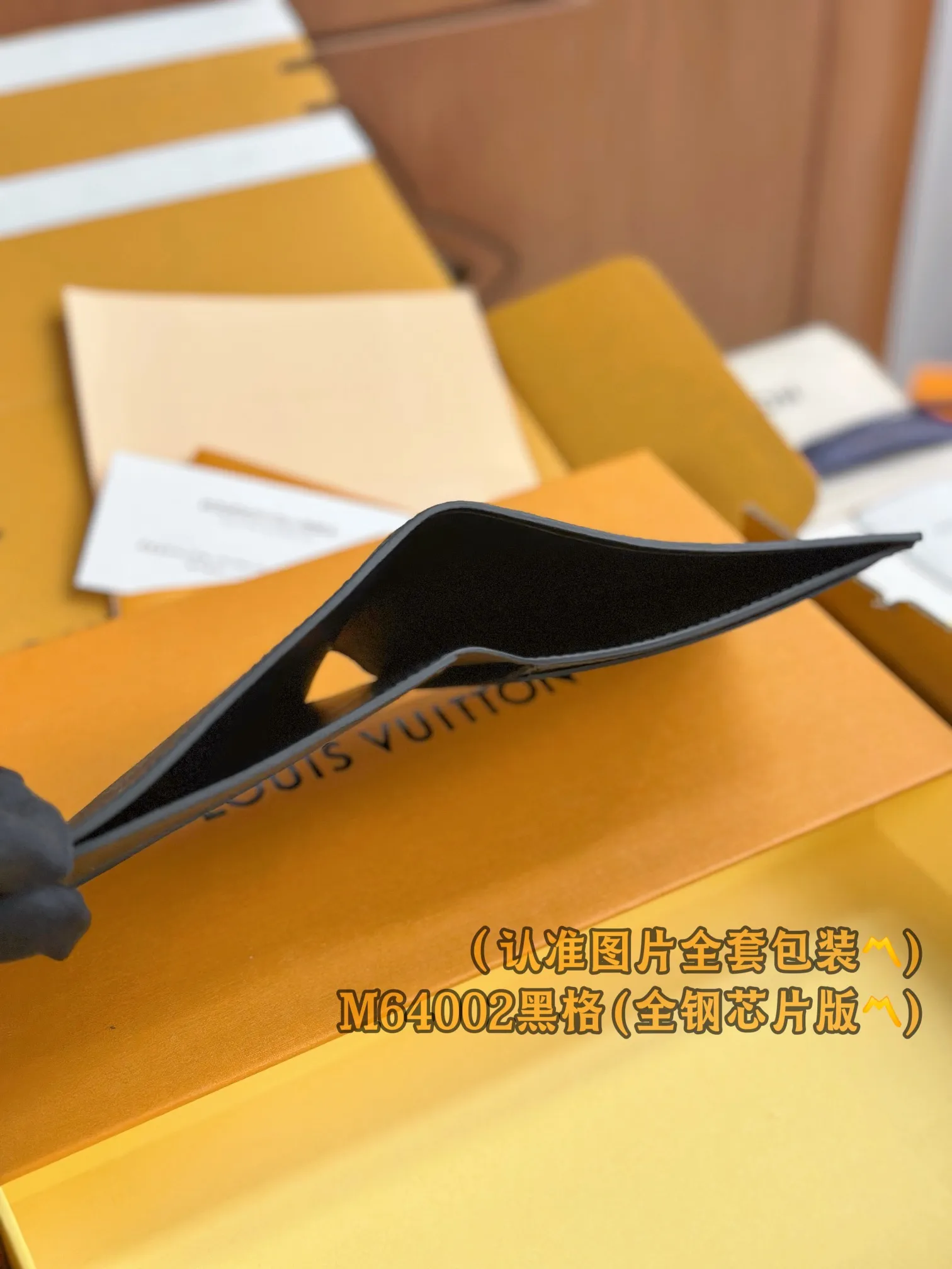 N64002 Heige (〽️A-grade all-steel version〽️) personalized customization, transcoding chip! SLENDER ID WALLET Made of smooth Taiga leather, this wallet is small and slim enough to hold everyday essentials, yet easily stows away in a front or back pocket. This wallet features a transparent compartment for ID. 11.0 x 8.5 x 1.0 cm (length x height x width). Special grade 210