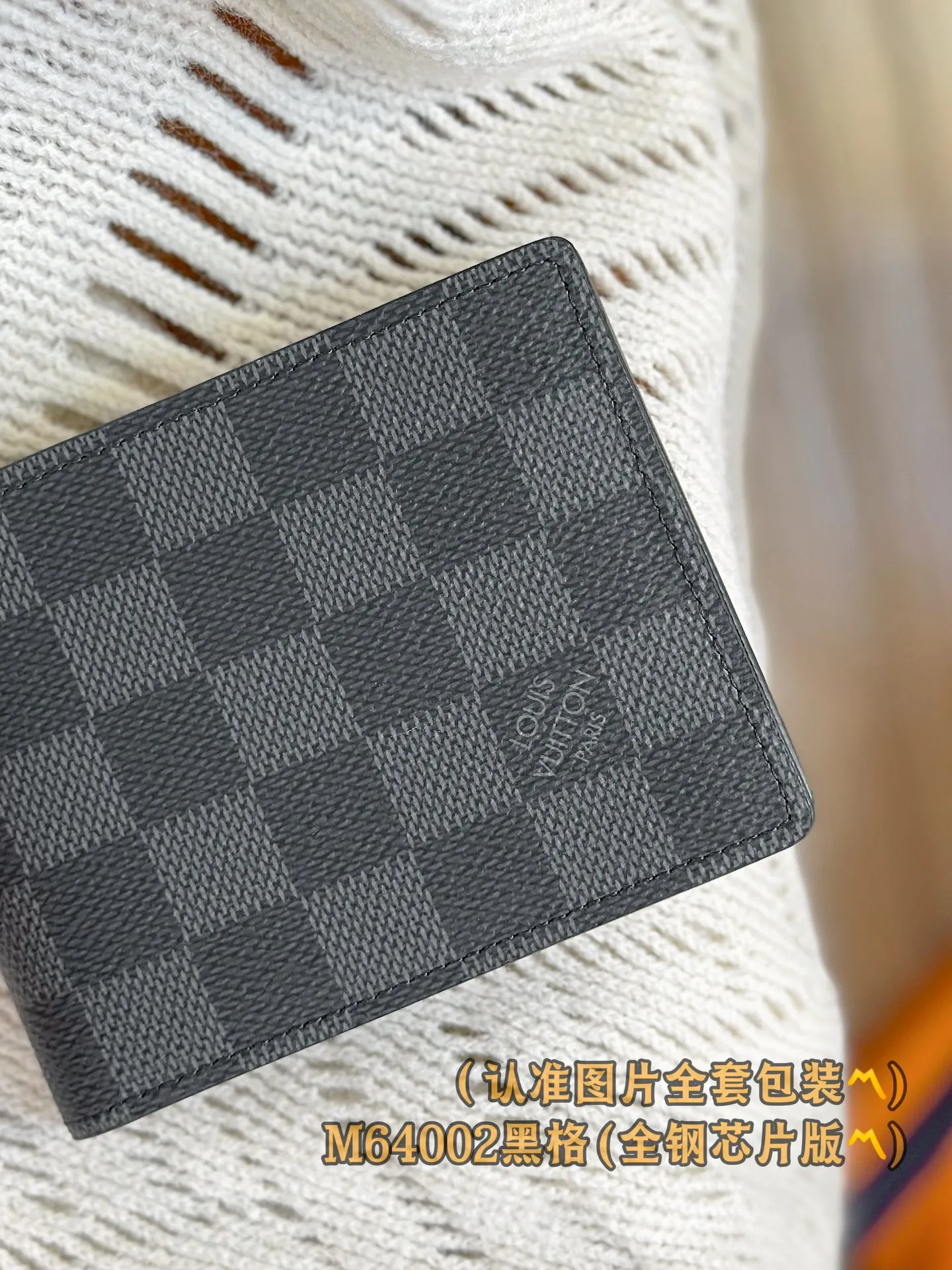N64002 Heige (〽️A-grade all-steel version〽️) personalized customization, transcoding chip! SLENDER ID WALLET Made of smooth Taiga leather, this wallet is small and slim enough to hold everyday essentials, yet easily stows away in a front or back pocket. This wallet features a transparent compartment for ID. 11.0 x 8.5 x 1.0 cm (length x height x width). Special grade 210