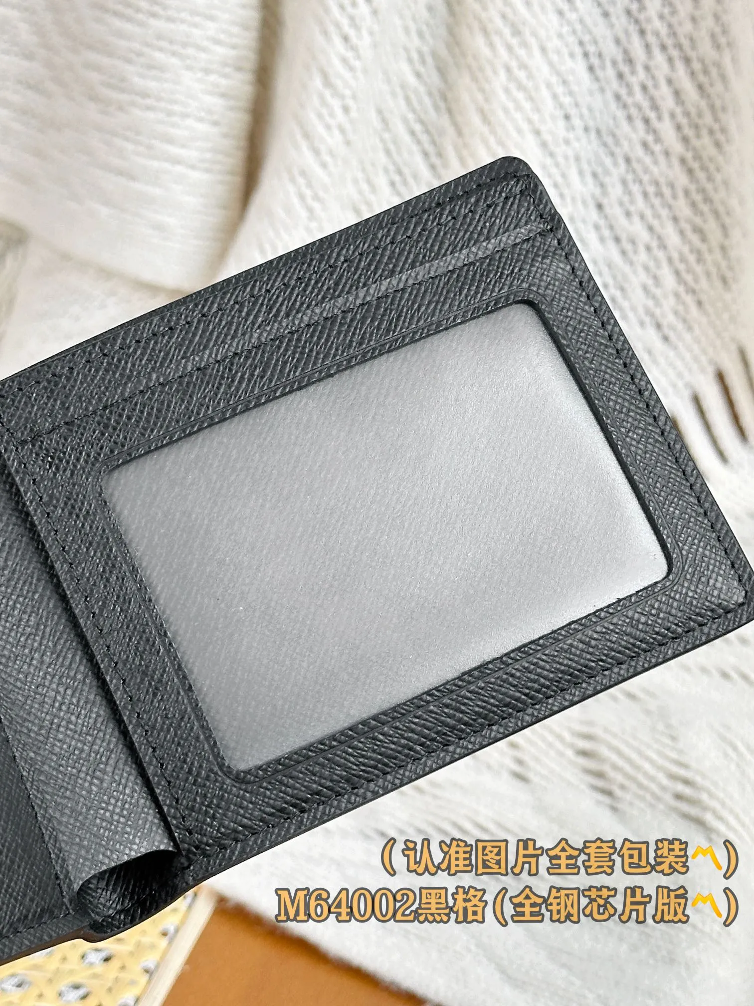N64002 Heige (〽️A-grade all-steel version〽️) personalized customization, transcoding chip! SLENDER ID WALLET Made of smooth Taiga leather, this wallet is small and slim enough to hold everyday essentials, yet easily stows away in a front or back pocket. This wallet features a transparent compartment for ID. 11.0 x 8.5 x 1.0 cm (length x height x width). Special grade 210