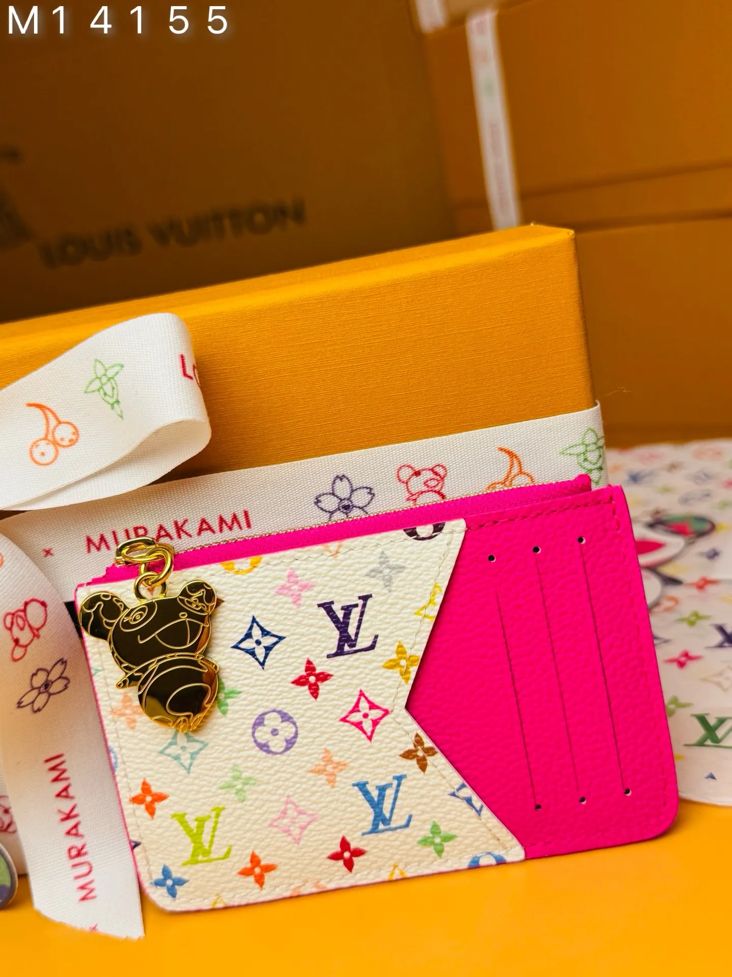 M14155 "Special Duty Free" ♻️[Official Edition·First Class Material·All Steel Hardware·163 Chip·Full Packaging] As part of the cross-category Louis Vuitton x Murakami series, the Romy card holder is both practical and fun, with fresh colors inspired by the Japanese artist's usual rainbow palette. It's subtly signed in Monogram Empreinte leather throughout, while the flat pockets are brightly highlighted in multi-color Monogram coated canvas. The coin pocket is secured with a gold zipper, and the edge of the zipper is decorated with a panda-shaped puller as a final seasonal touch. 12x8x0.8cm 💰600