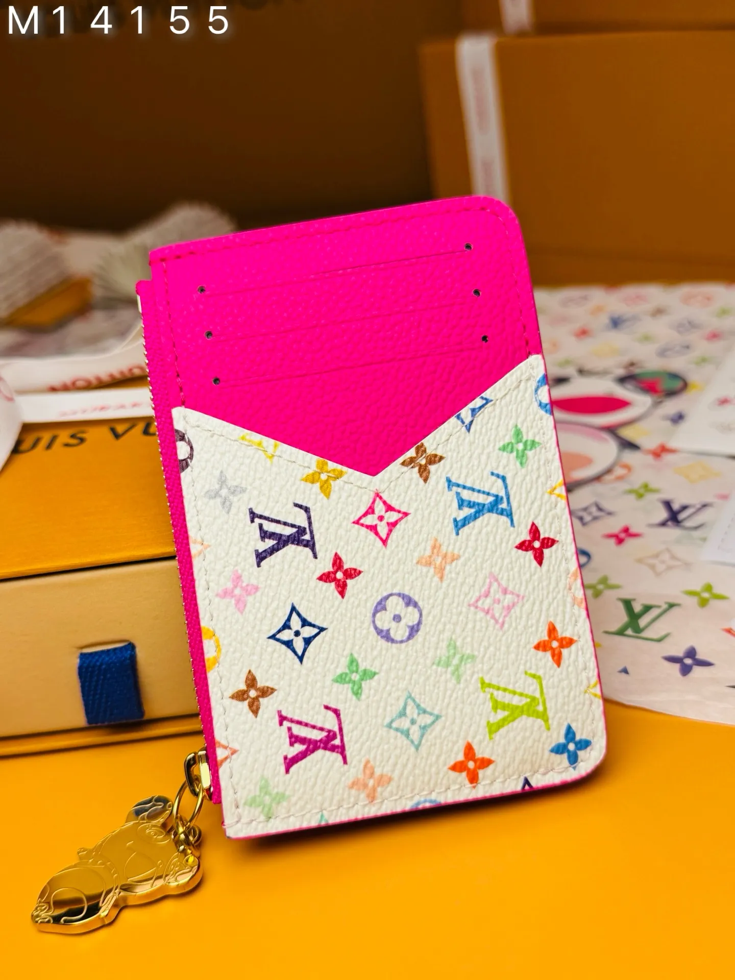 M14155 "Special Duty Free" ♻️[Official Edition·First Class Material·All Steel Hardware·163 Chip·Full Packaging] As part of the cross-category Louis Vuitton x Murakami series, the Romy card holder is both practical and fun, with fresh colors inspired by the Japanese artist's usual rainbow palette. It's subtly signed in Monogram Empreinte leather throughout, while the flat pockets are brightly highlighted in multi-color Monogram coated canvas. The coin pocket is secured with a gold zipper, and the edge of the zipper is decorated with a panda-shaped puller as a final seasonal touch. 12x8x0.8cm 💰600