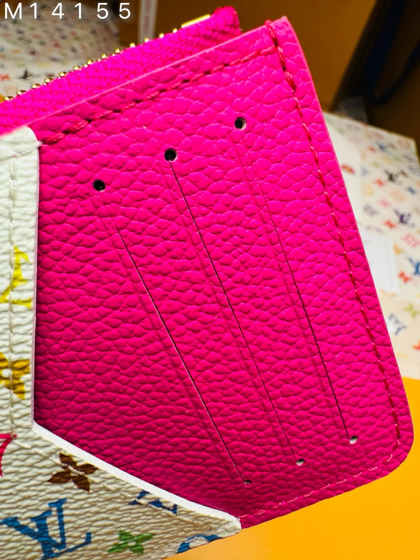 M14155 "Special Duty Free" ♻️[Official Edition·First Class Material·All Steel Hardware·163 Chip·Full Packaging] As part of the cross-category Louis Vuitton x Murakami series, the Romy card holder is both practical and fun, with fresh colors inspired by the Japanese artist's usual rainbow palette. It's subtly signed in Monogram Empreinte leather throughout, while the flat pockets are brightly highlighted in multi-color Monogram coated canvas. The coin pocket is secured with a gold zipper, and the edge of the zipper is decorated with a panda-shaped puller as a final seasonal touch. 12x8x0.8cm 💰600