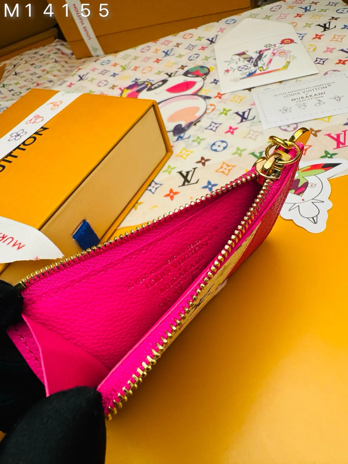 M14155 "Special Duty Free" ♻️[Official Edition·First Class Material·All Steel Hardware·163 Chip·Full Packaging] As part of the cross-category Louis Vuitton x Murakami series, the Romy card holder is both practical and fun, with fresh colors inspired by the Japanese artist's usual rainbow palette. It's subtly signed in Monogram Empreinte leather throughout, while the flat pockets are brightly highlighted in multi-color Monogram coated canvas. The coin pocket is secured with a gold zipper, and the edge of the zipper is decorated with a panda-shaped puller as a final seasonal touch. 12x8x0.8cm 💰600