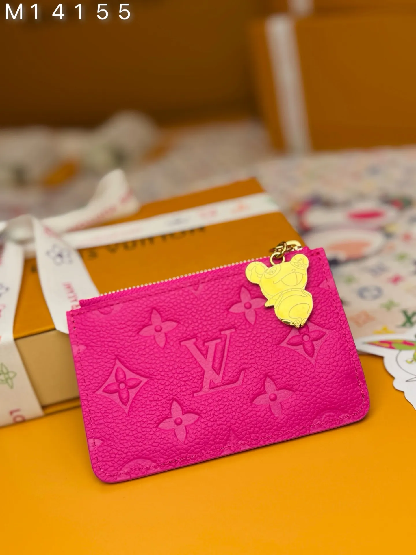 M14155 "Special Duty Free" ♻️[Official Edition·First Class Material·All Steel Hardware·163 Chip·Full Packaging] As part of the cross-category Louis Vuitton x Murakami series, the Romy card holder is both practical and fun, with fresh colors inspired by the Japanese artist's usual rainbow palette. It's subtly signed in Monogram Empreinte leather throughout, while the flat pockets are brightly highlighted in multi-color Monogram coated canvas. The coin pocket is secured with a gold zipper, and the edge of the zipper is decorated with a panda-shaped puller as a final seasonal touch. 12x8x0.8cm 💰600