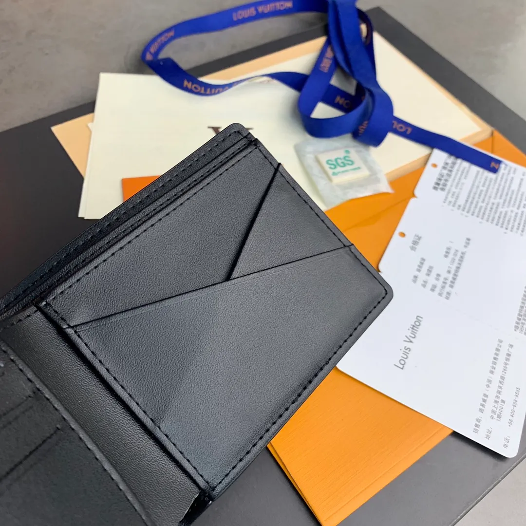 N63124 short clip! The wallet is made of fine leather and has a slender shape that creates a classic appeal. This wallet fits easily into your pocket and is lined in soft cowhide for an elegant feel. Size: 11.5X9cm. 💰360