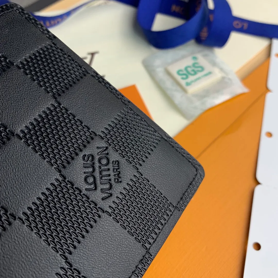 N63124 short clip! The wallet is made of fine leather and has a slender shape that creates a classic appeal. This wallet fits easily into your pocket and is lined in soft cowhide for an elegant feel. Size: 11.5X9cm. 💰360
