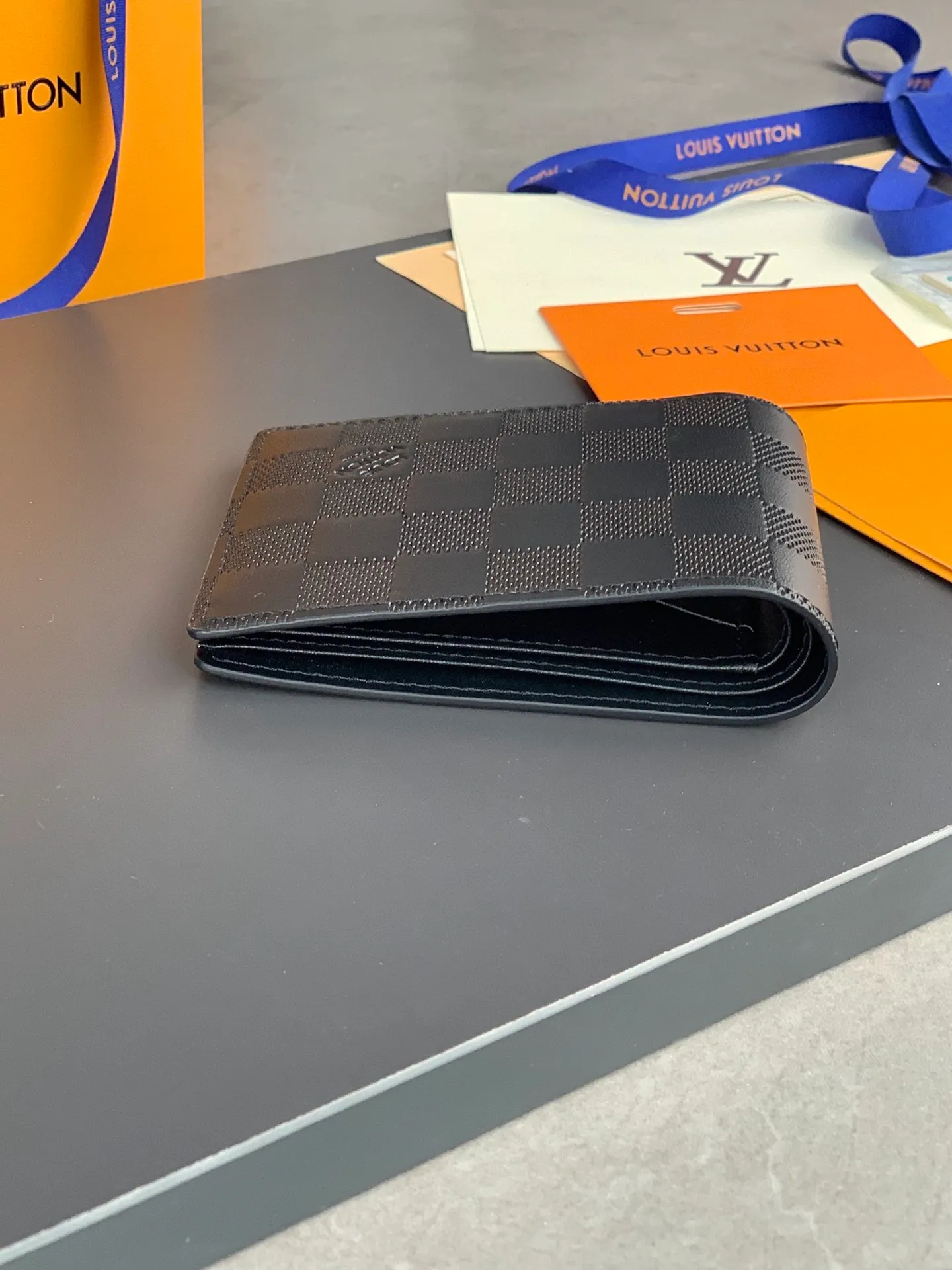 N63124 short clip! The wallet is made of fine leather and has a slender shape that creates a classic appeal. This wallet fits easily into your pocket and is lined in soft cowhide for an elegant feel. Size: 11.5X9cm. 💰360