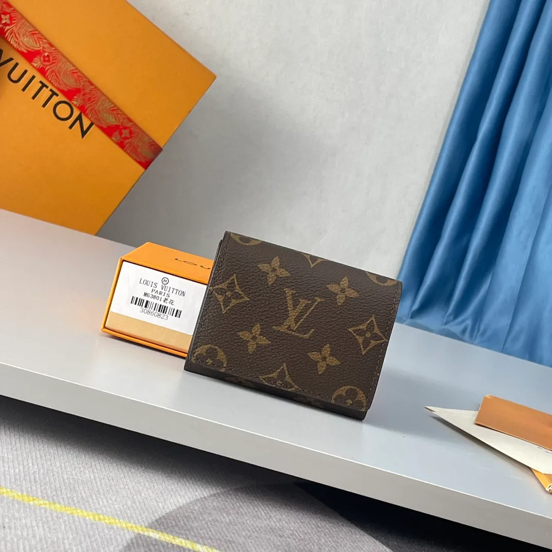 P280🇫🇷Exclusive real shot of overseas original M63801 presbyopia! Crafted in classic Monogram coated canvas, the Enveloppe Carte de Visite business card holder allows you to carry your business or credit cards elegantly. It easily stows into almost any pocket and features a snap button closure. Size: 10.5×8cm
